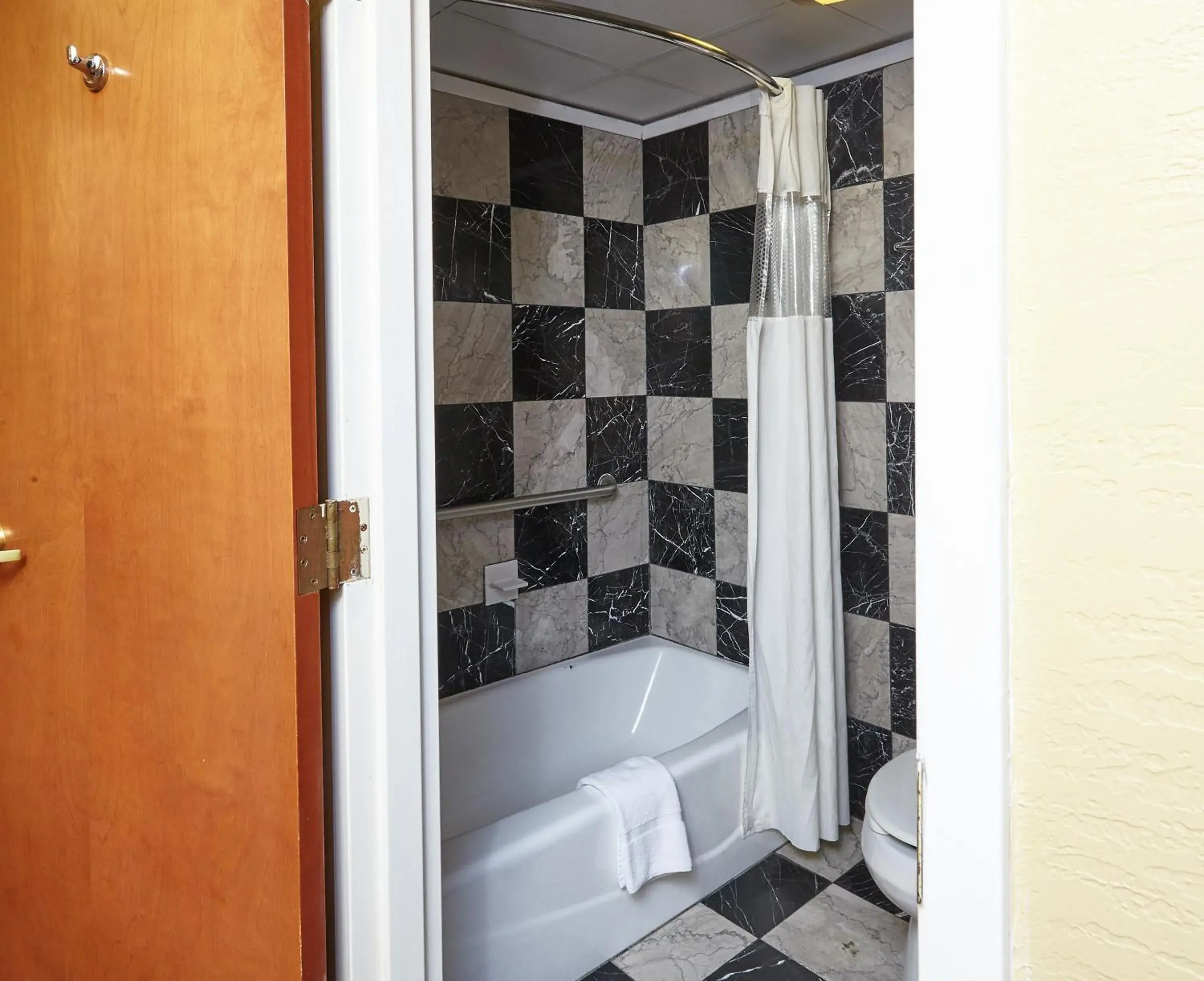 Standard Queen Room in Ocean Inn & Suites Standard Queen Room in Ocean Inn & Suites