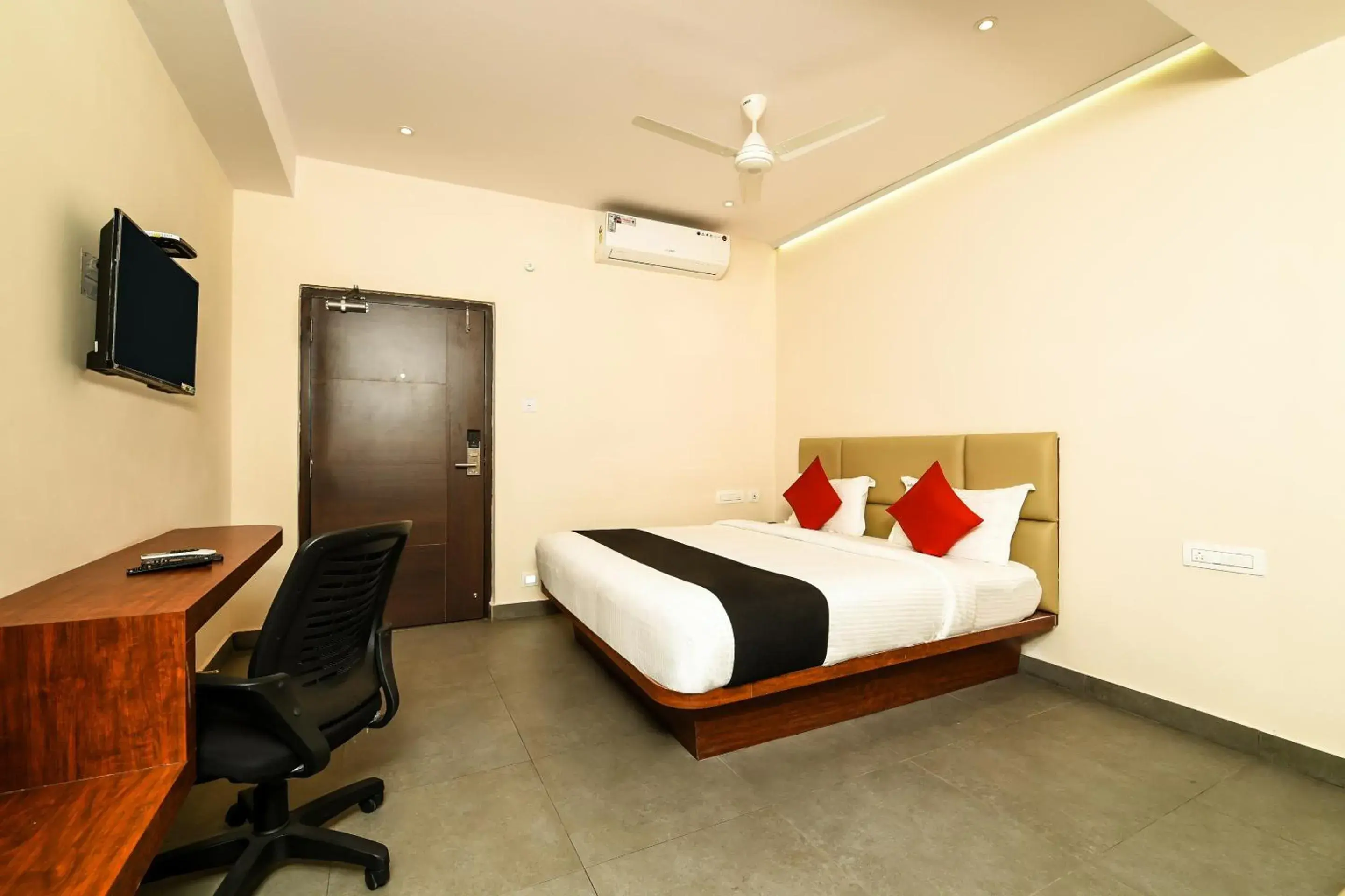 Deluxe Triple Room - single occupancy in Super Capital O Siddartha Grand Deluxe Triple Room - single occupancy in Super Capital O Siddartha Grand