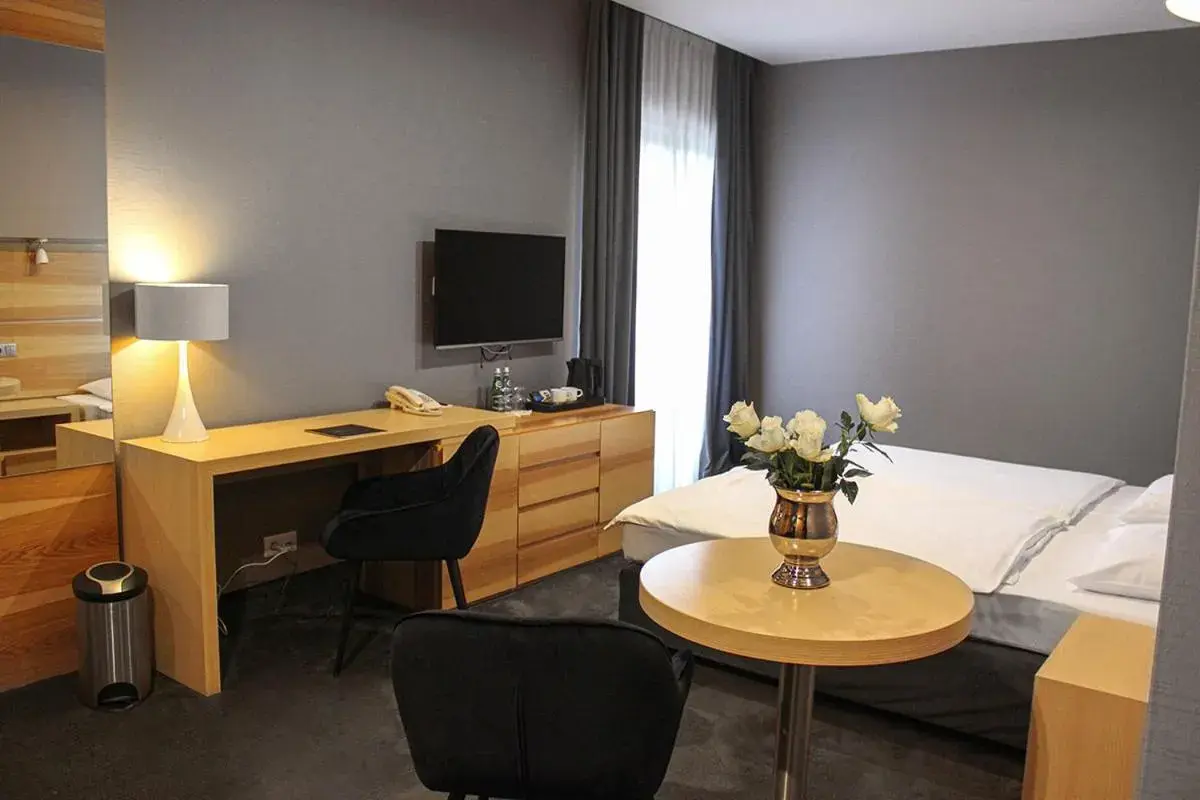 Standard Double or Twin Room with Partial Lake View in Willa Port Standard Double or Twin Room with Partial Lake View in Willa Port