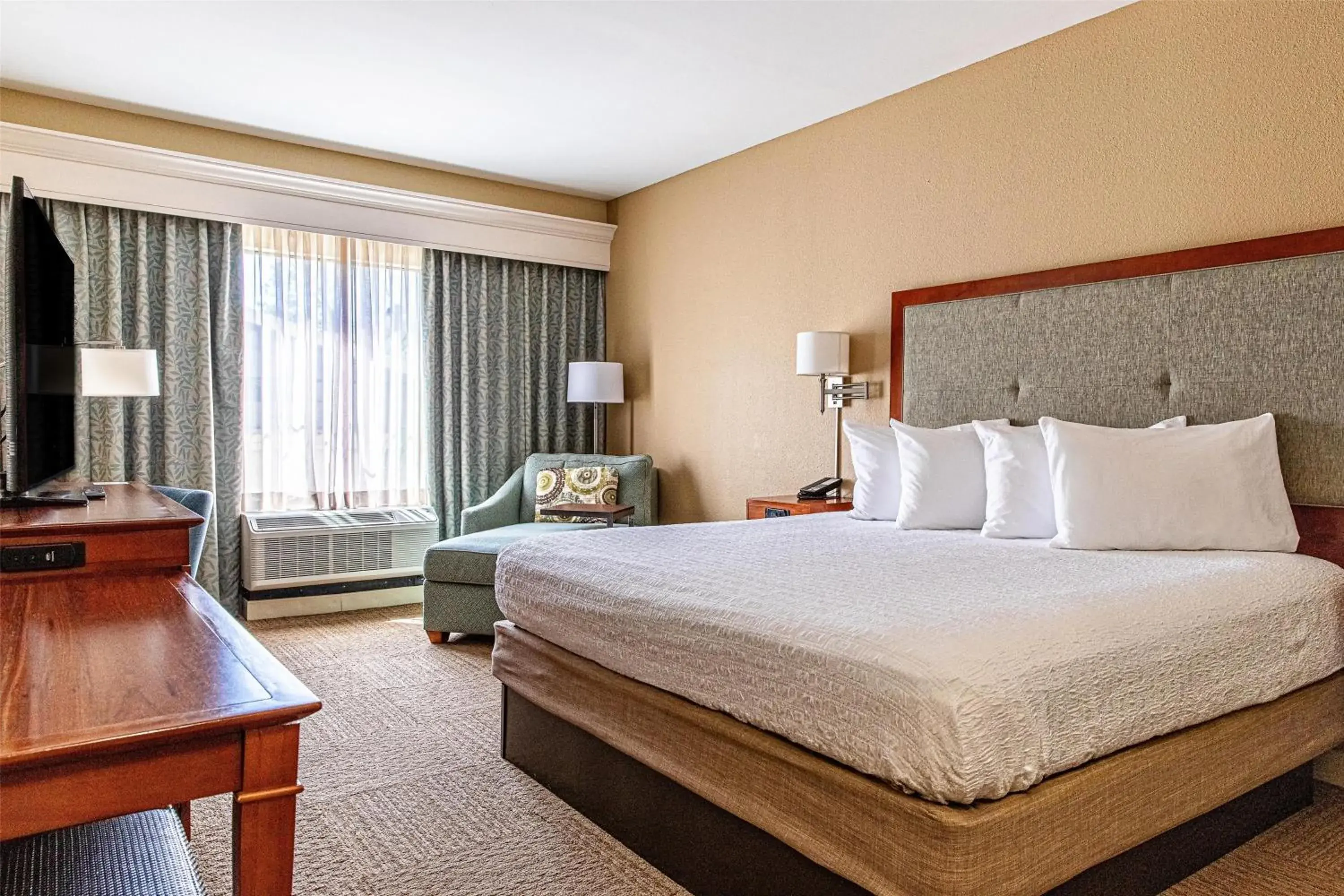 King Room with Accessible Tub - Mobility and Hearing Access/Non-Smoking in Hampton Inn Charleston-Daniel Island King Room with Accessible Tub - Mobility and Hearing Access/Non-Smoking in Hampton Inn Charleston-Daniel Island