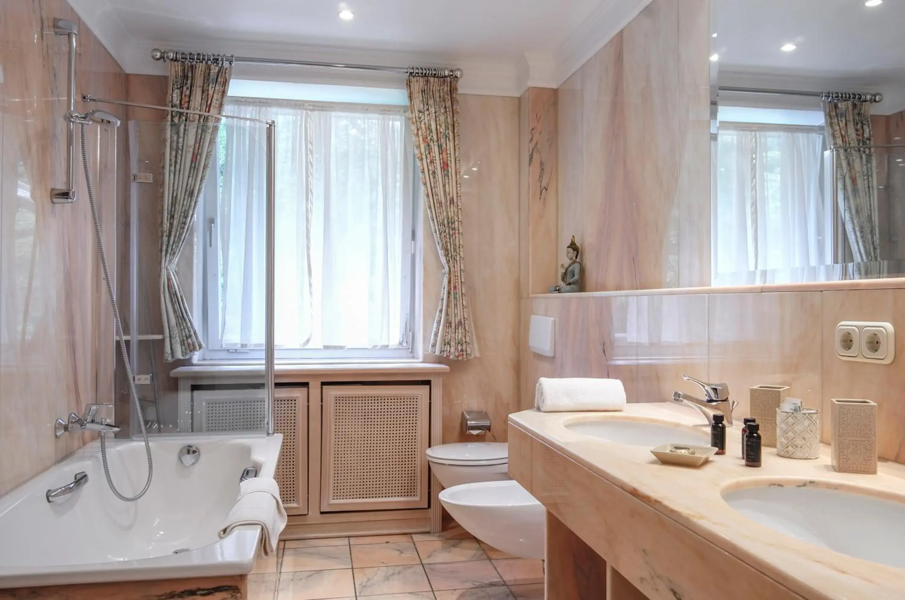 Executive Two-Bedroom Suite in Villa Adolphine Executive Two-Bedroom Suite in Villa Adolphine