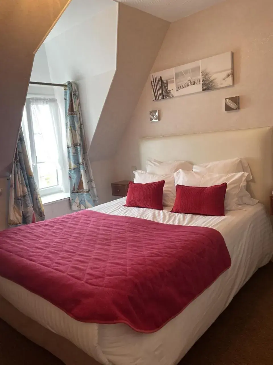 Classic Double Room with Bath in Hôtel de la Pointe du Grouin Classic Double Room with Bath in Hôtel de la Pointe du Grouin