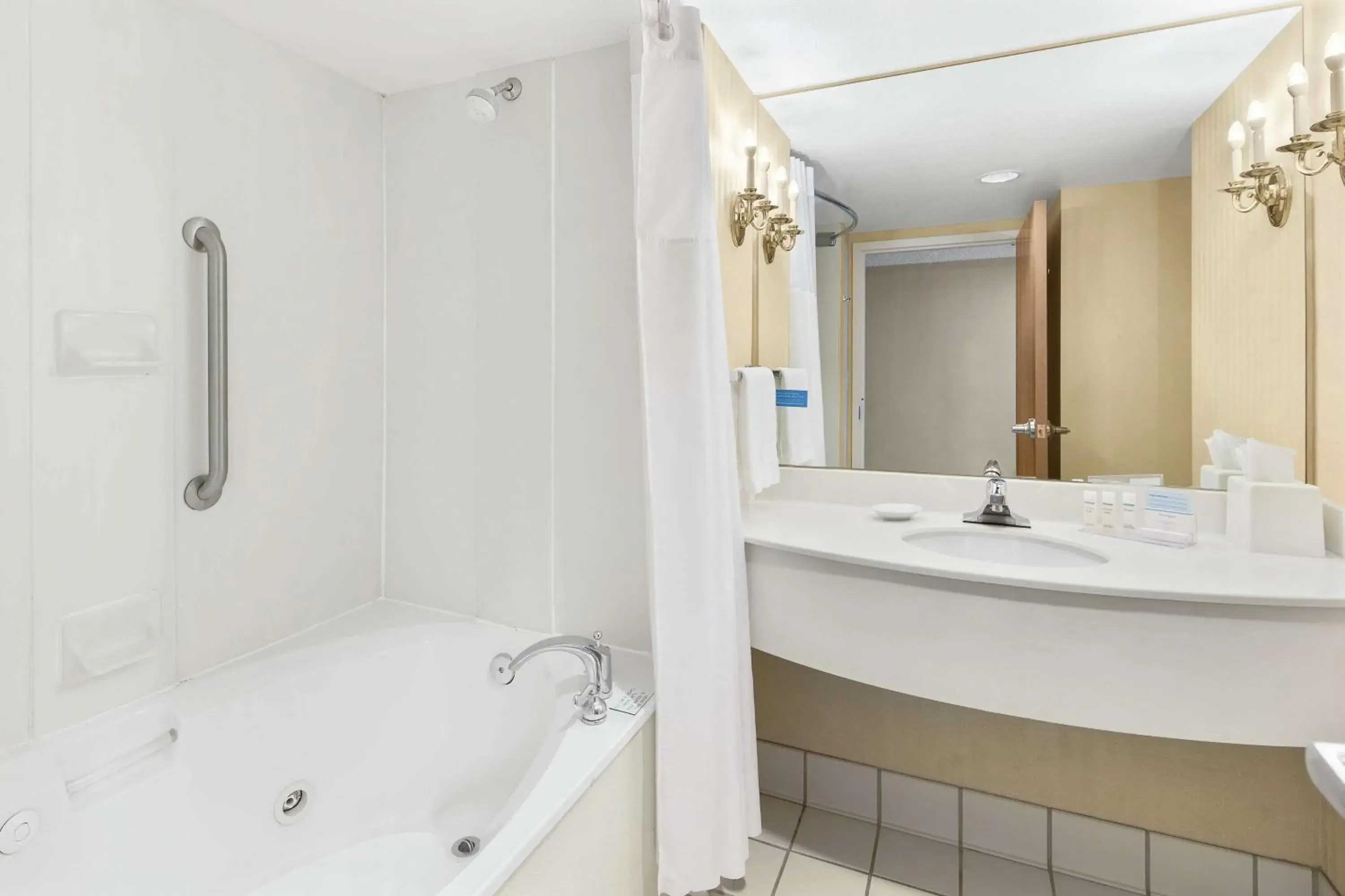 King Room with Spa Bath in Hampton Inn Columbus-North King Room with Spa Bath in Hampton Inn Columbus-North