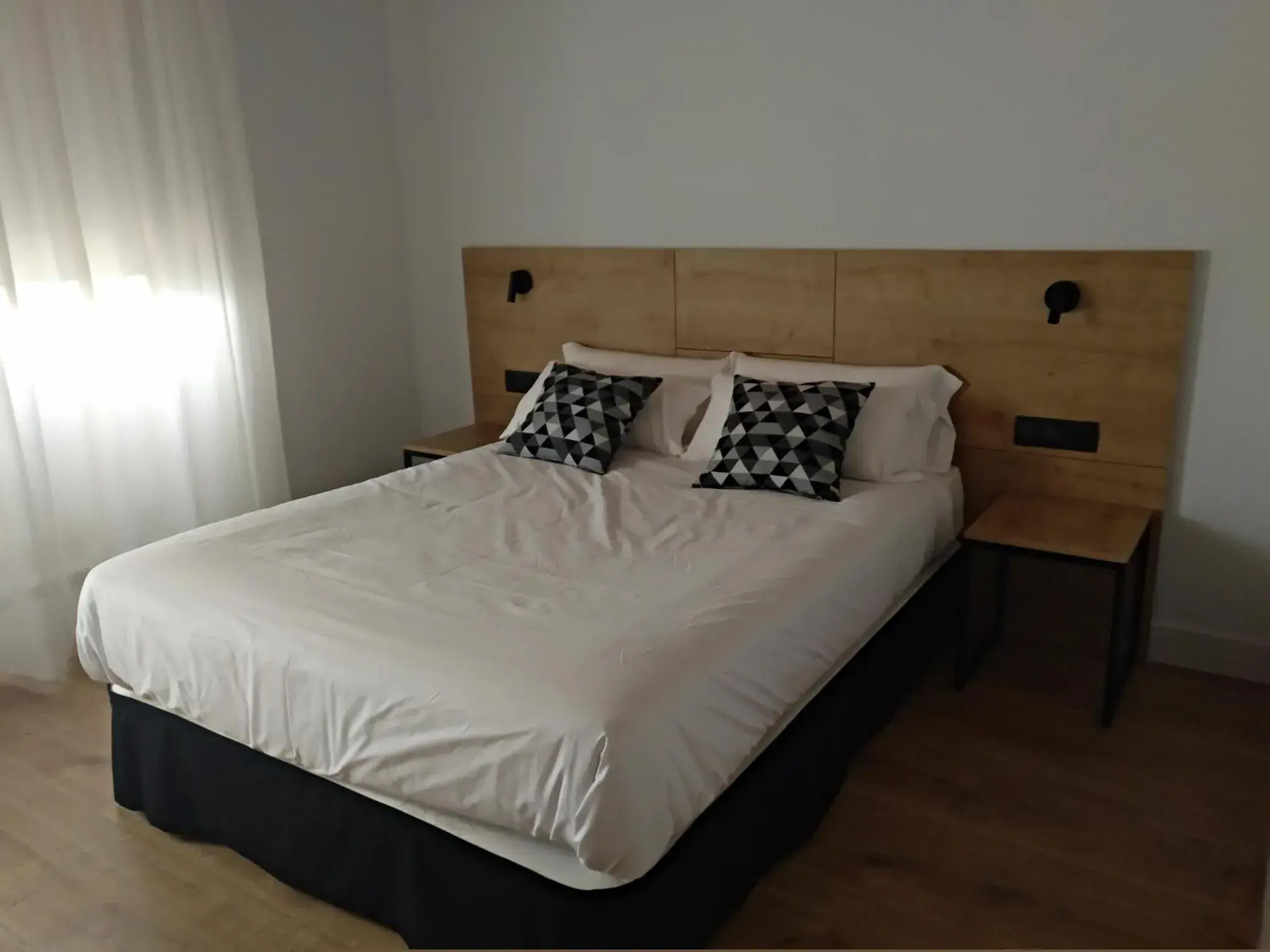 Deluxe Double Room in Hotel Entrerailes Deluxe Double Room in Hotel Entrerailes