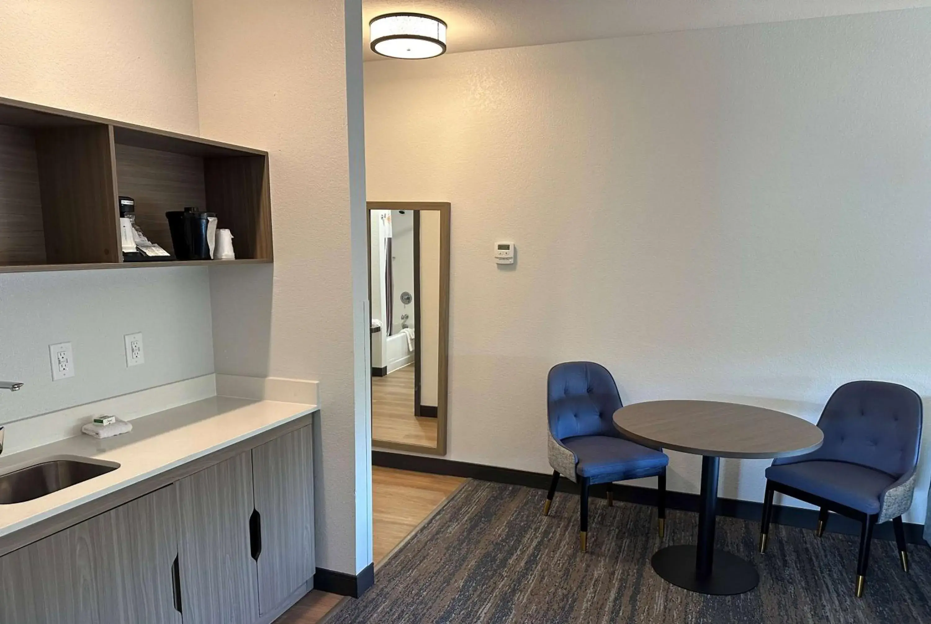 One-Bedroom King Suite with Roll-In Shower - Mobility Accessible/Non-Smoking in La Quinta by Wyndham Macon West One-Bedroom King Suite with Roll-In Shower - Mobility Accessible/Non-Smoking in La Quinta by Wyndham Macon West