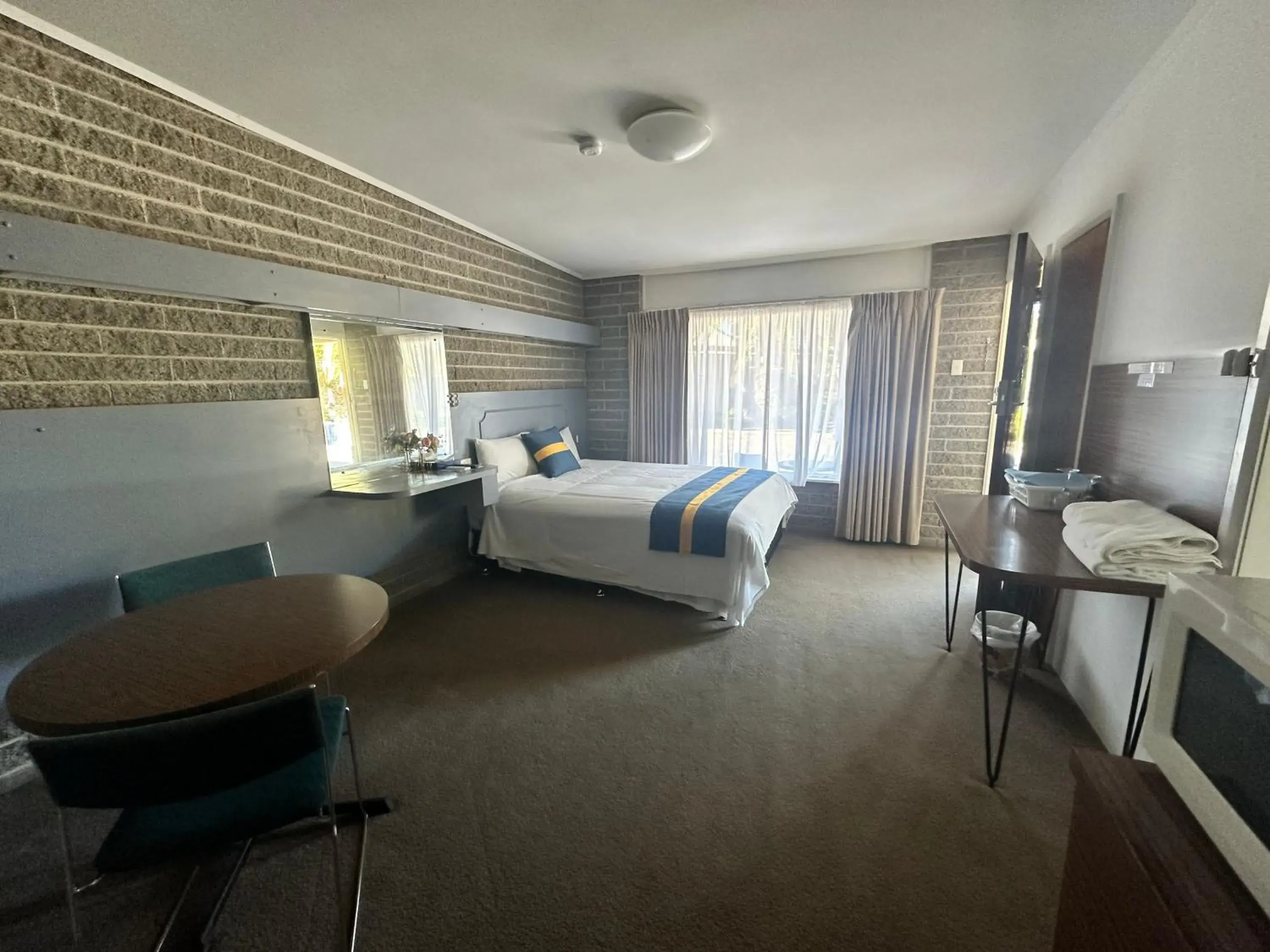 Queen Room in The Shamrock Hotel Balranald Queen Room in The Shamrock Hotel Balranald