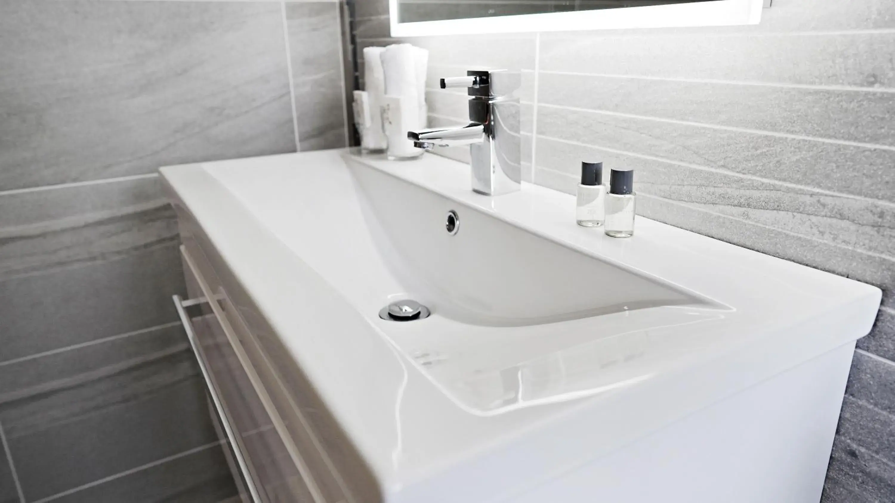 Basic Triple Room with Shared Bathroom in Tully's Hotel Basic Triple Room with Shared Bathroom in Tully's Hotel