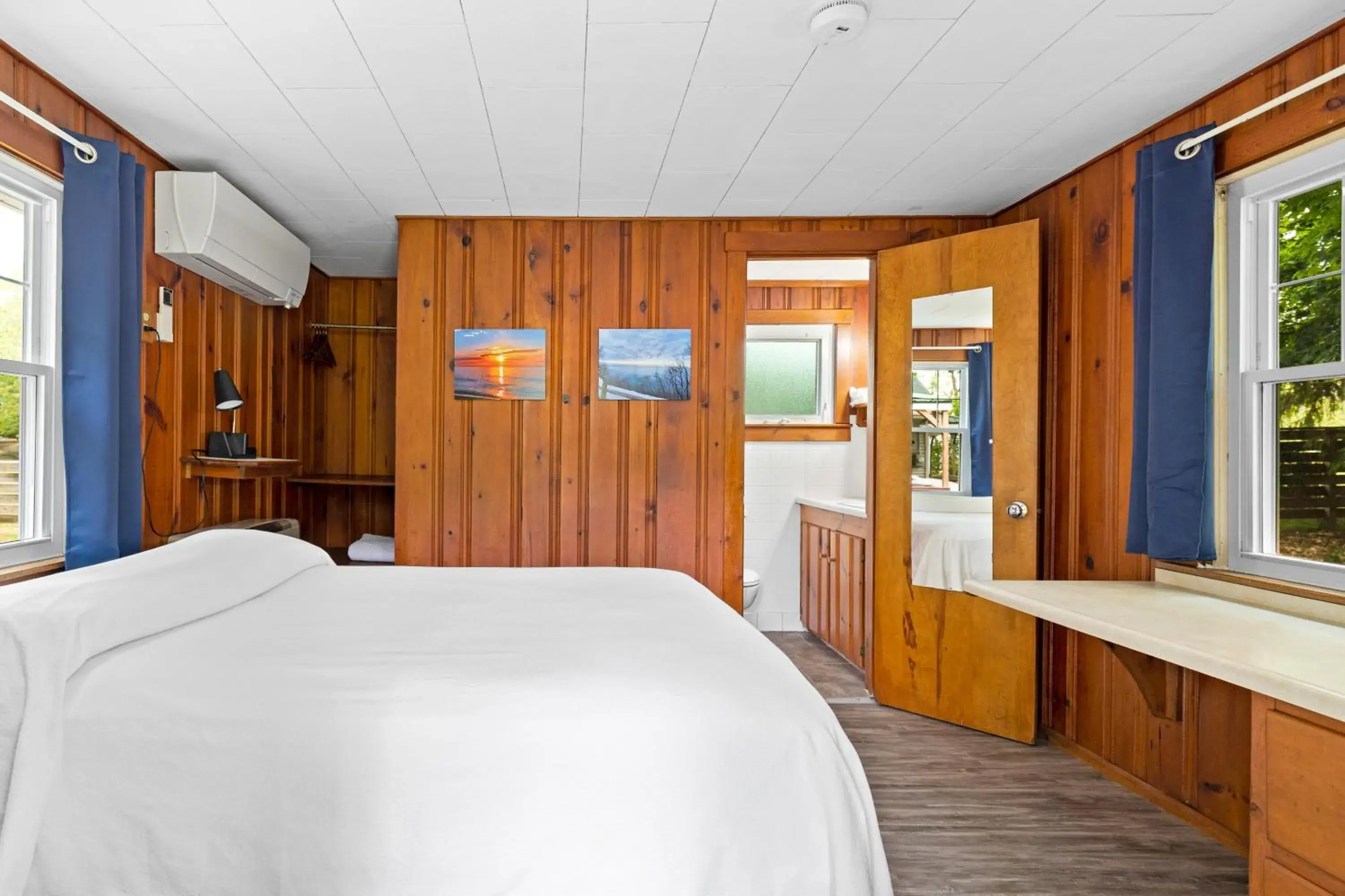 Small Single Room in Lakeview on the Lake Small Single Room in Lakeview on the Lake