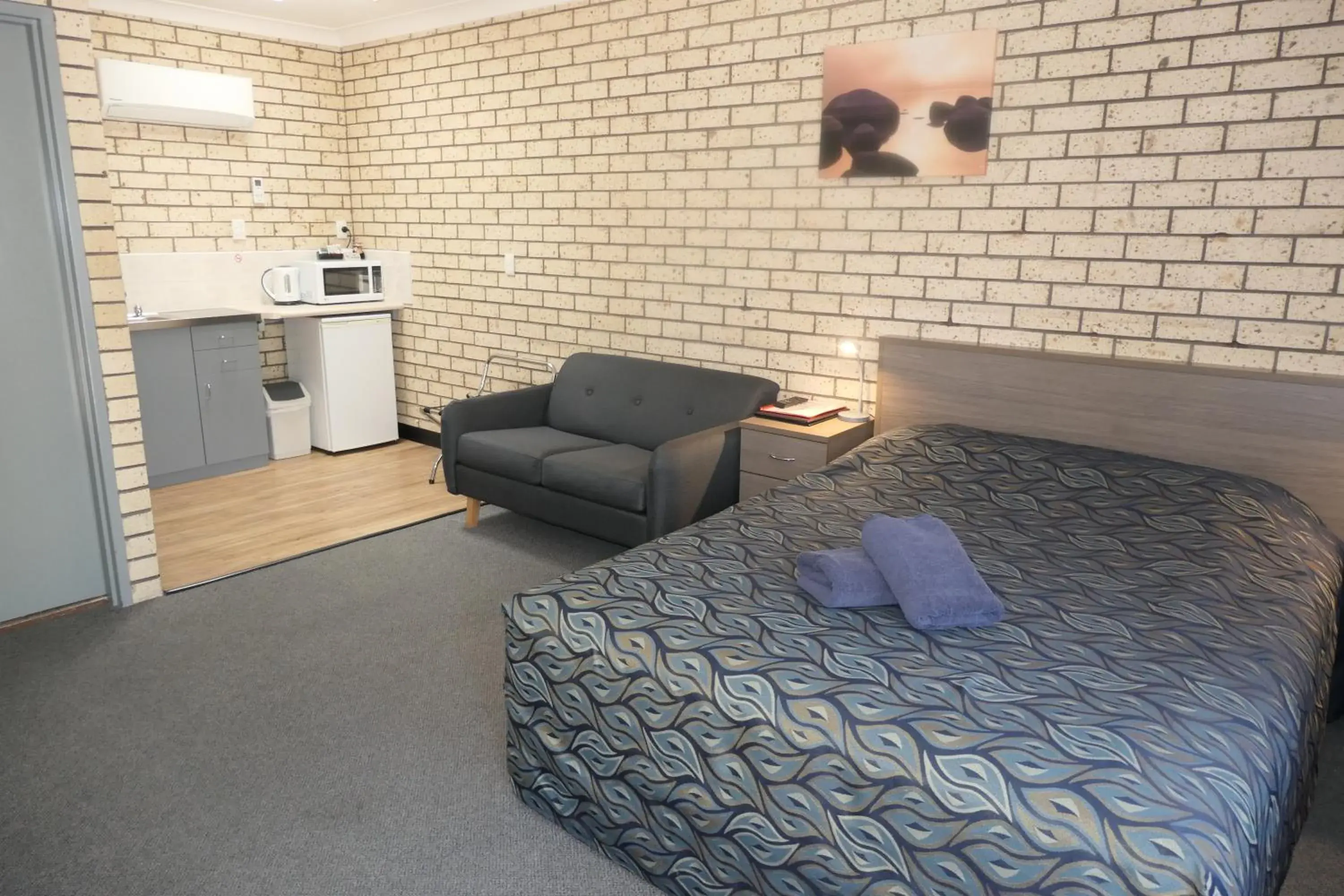 Deluxe Queen Room in Cowra Crest Motel Deluxe Queen Room in Cowra Crest Motel