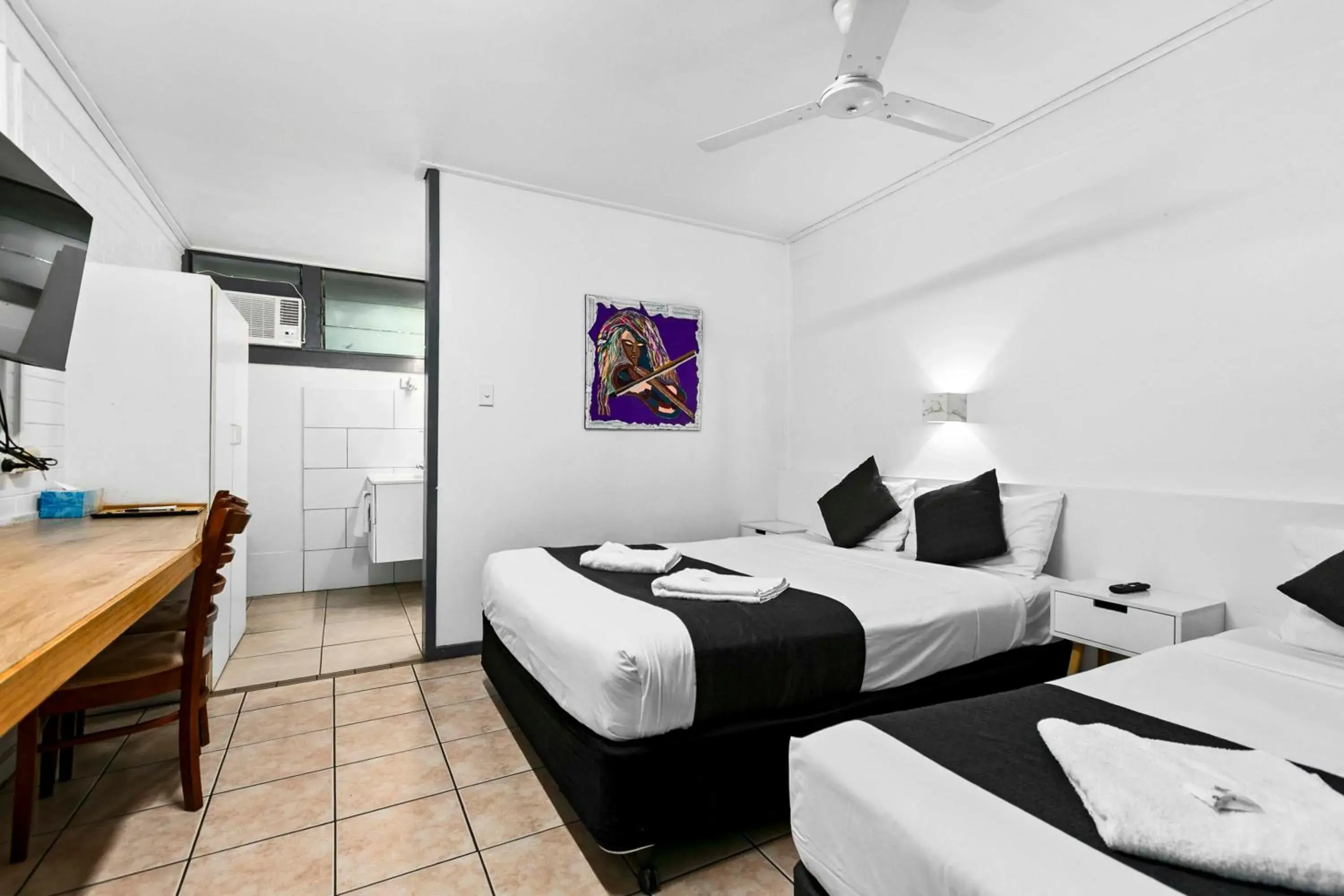 Deluxe Triple Room in Maryborough City Motel Deluxe Triple Room in Maryborough City Motel