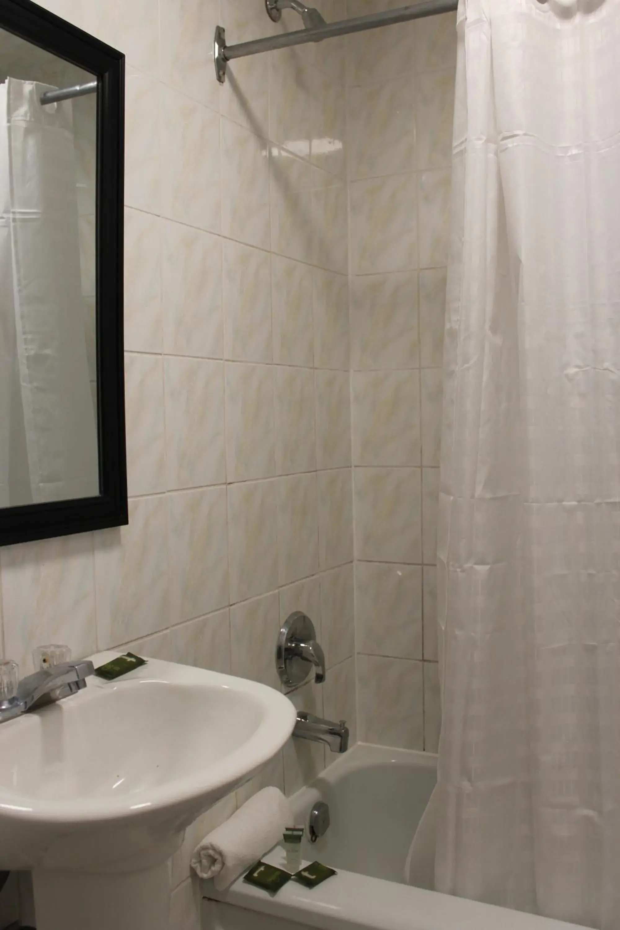 Queen Room - Non-Smoking in Super 7 Motel London Queen Room - Non-Smoking in Super 7 Motel London