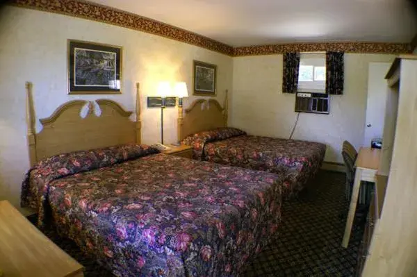 Queen Room with Two Queen Beds - Non-Smoking in Appalachian Motel Queen Room with Two Queen Beds - Non-Smoking in Appalachian Motel