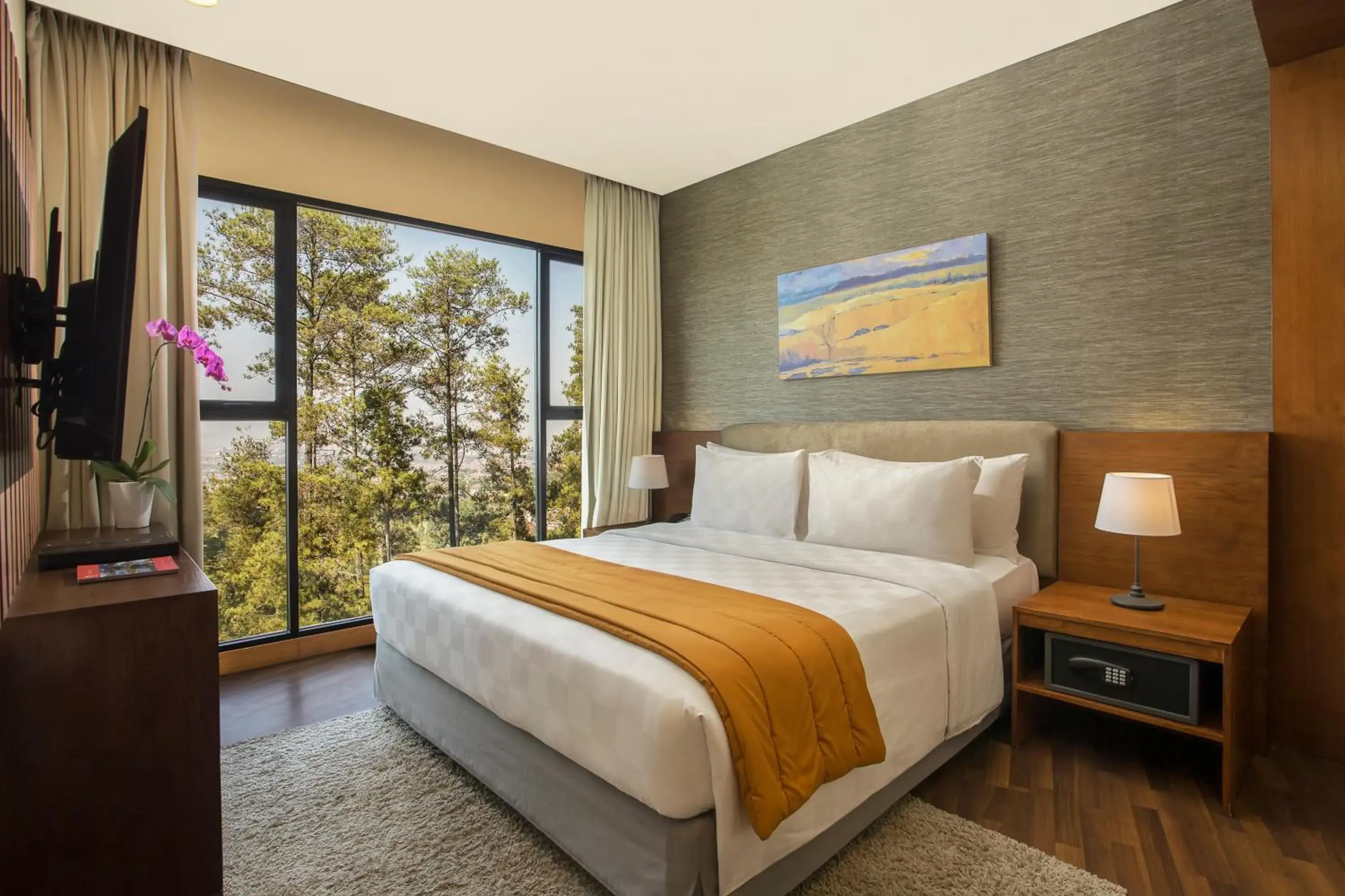 Dago Family Suite with Balcony in Swiss-Belresort Dago Heritage Dago Family Suite with Balcony in Swiss-Belresort Dago Heritage