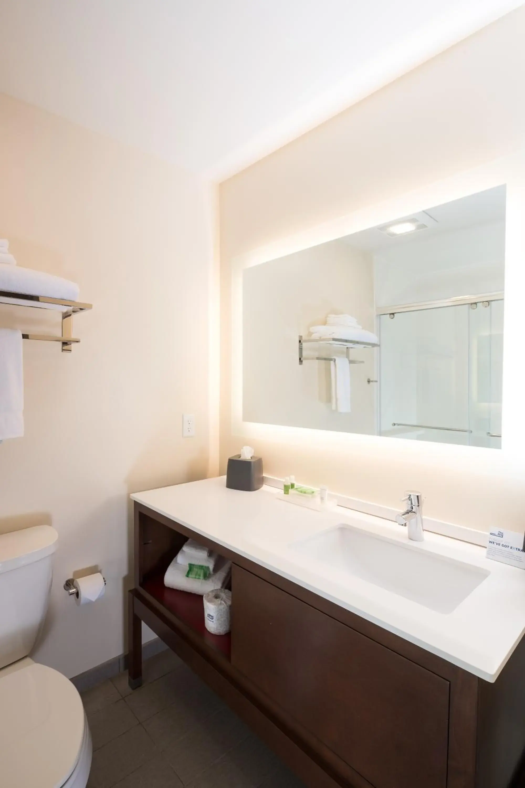 Deluxe King Room - Hearing Accessible in Holiday Inn - Kalamazoo West by IHG Deluxe King Room - Hearing Accessible in Holiday Inn - Kalamazoo West by IHG