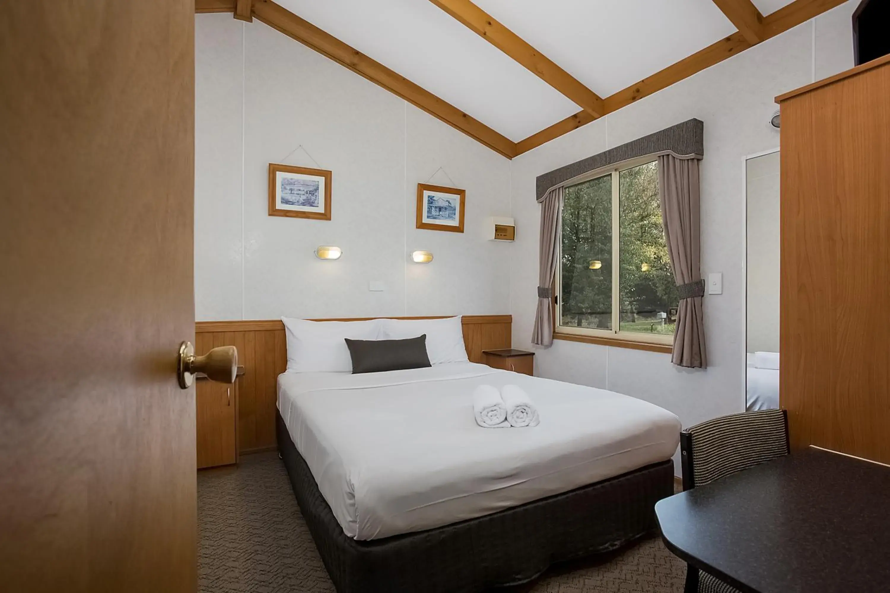 Superior Two-bedroom Cabin - B in Lake Hamilton Motor Village and Caravan Park Superior Two-bedroom Cabin - B in Lake Hamilton Motor Village and Caravan Park