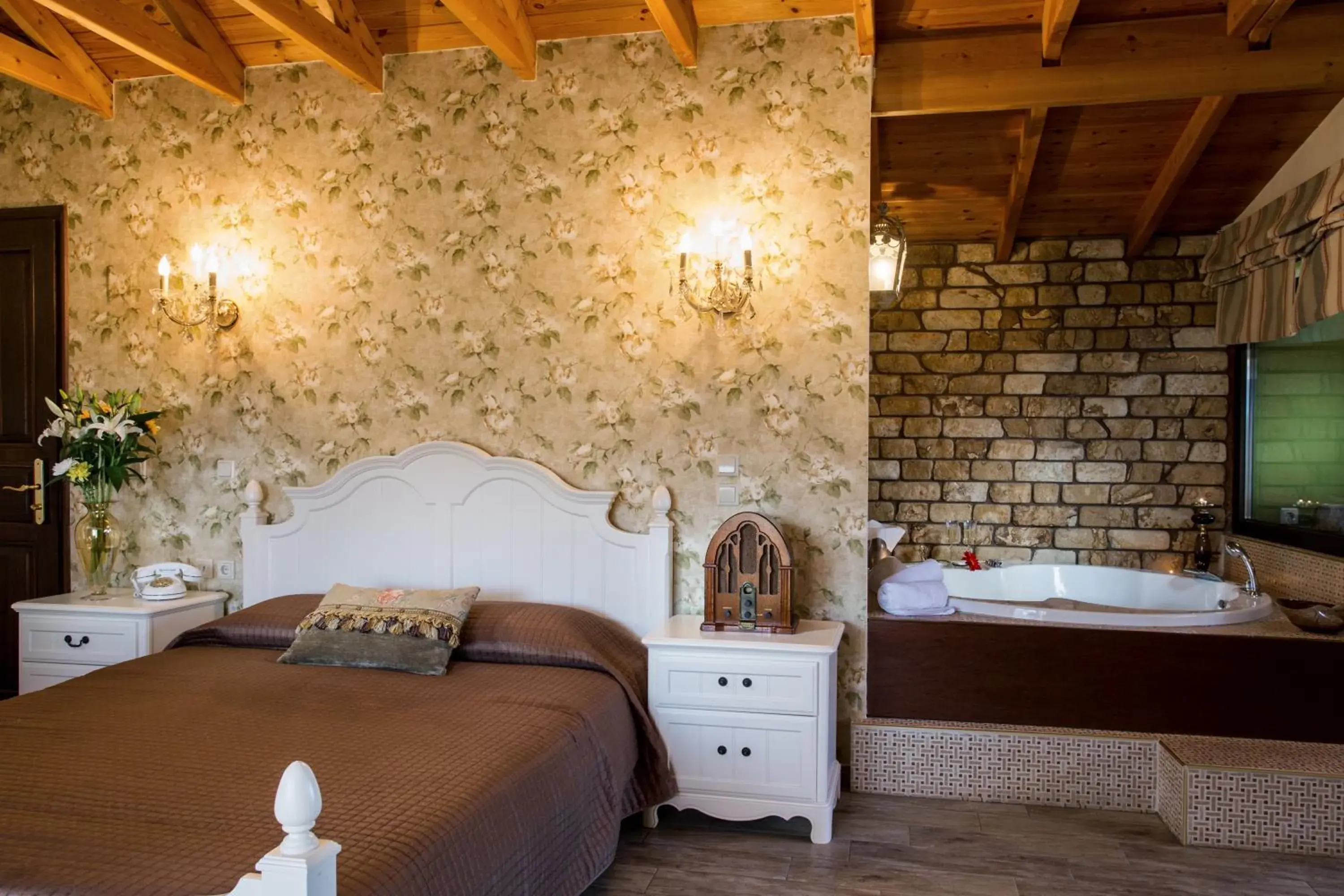 Deluxe Suite with Fireplace and Spa Bath in Atrion Highland Hotel Deluxe Suite with Fireplace and Spa Bath in Atrion Highland Hotel