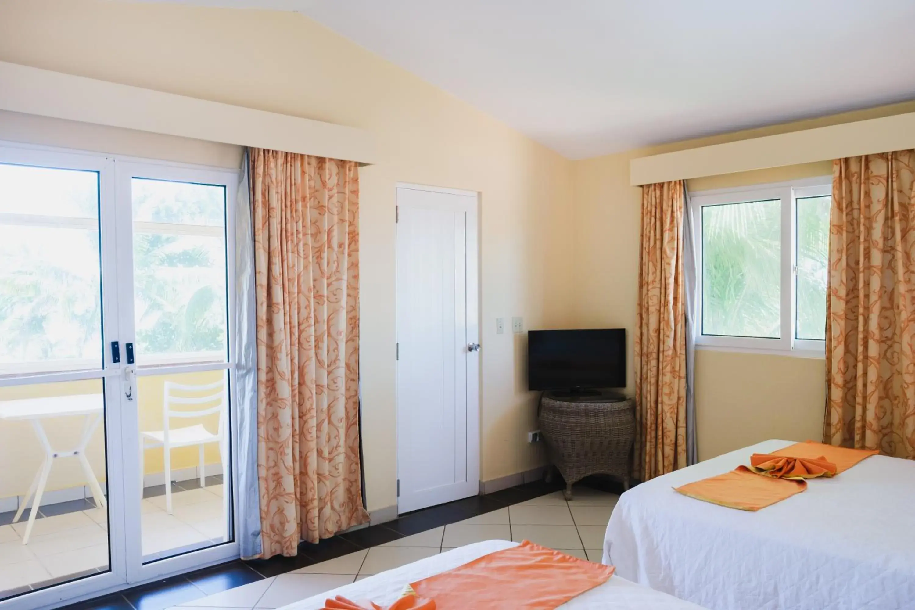 Oceanfront master suite with balcony in Las Olas Beach Resort Oceanfront master suite with balcony in Las Olas Beach Resort