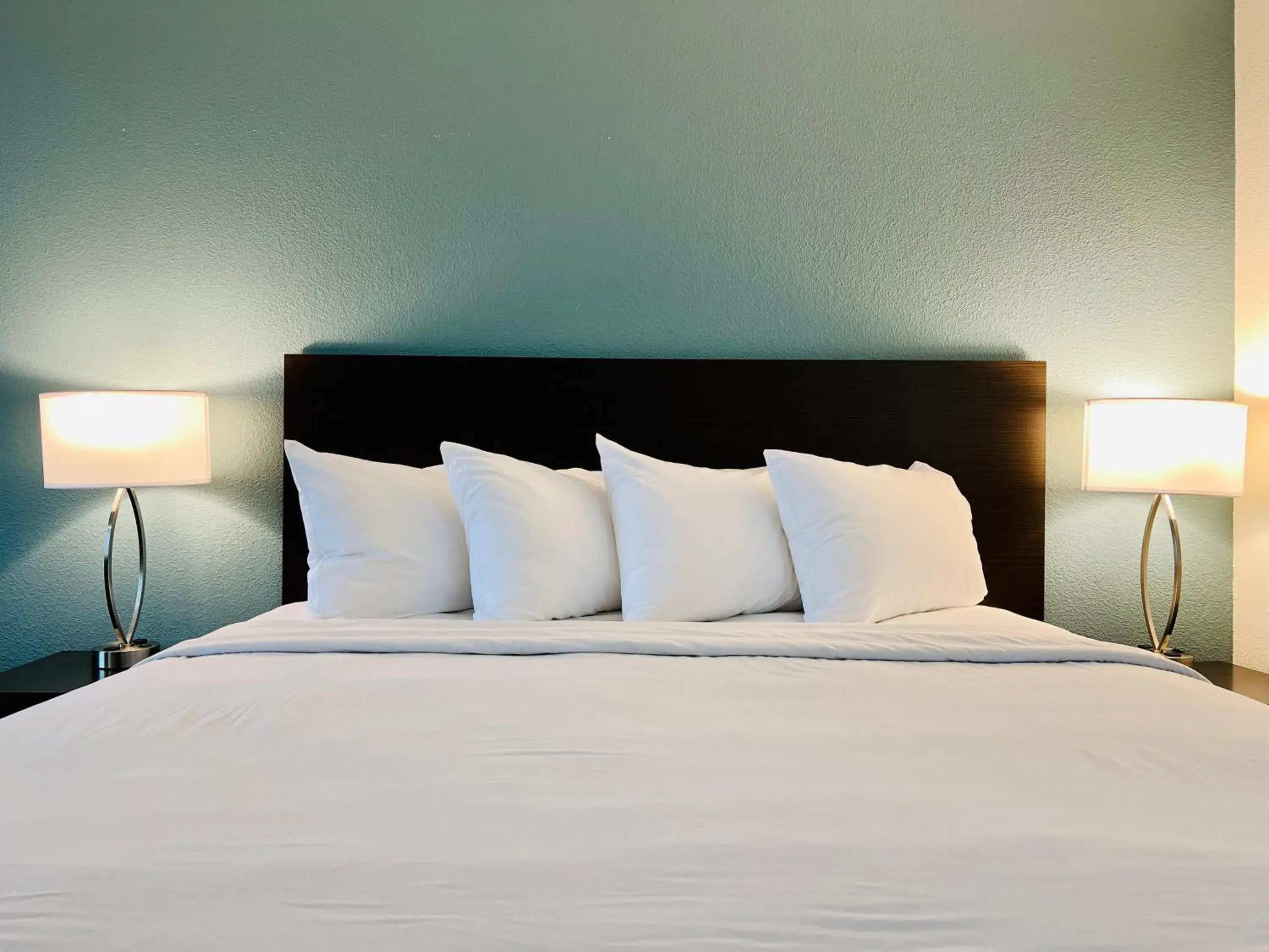 Queen Room - Disability Access in Americas Best Value Inn Wisconsin Dells-Lake Delton - Newly renovated Queen Room - Disability Access in Americas Best Value Inn Wisconsin Dells-Lake Delton - Newly renovated