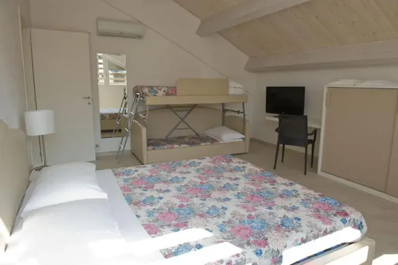 Large Quadruple Room in Camera & Caffè Cenni Large Quadruple Room in Camera & Caffè Cenni