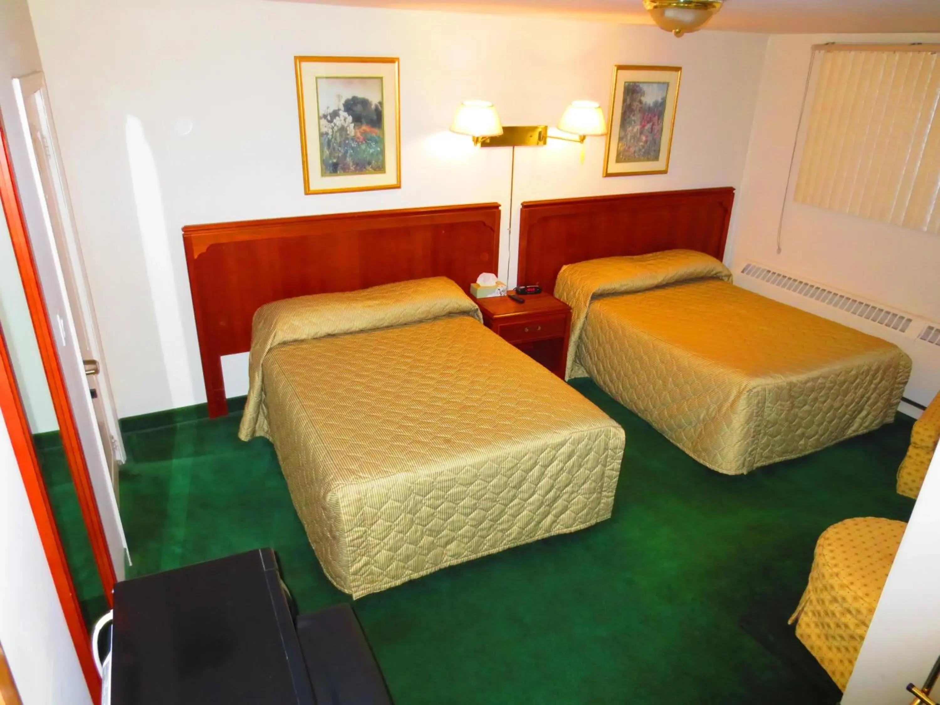 Queen Room in Canadiana Motel Queen Room in Canadiana Motel