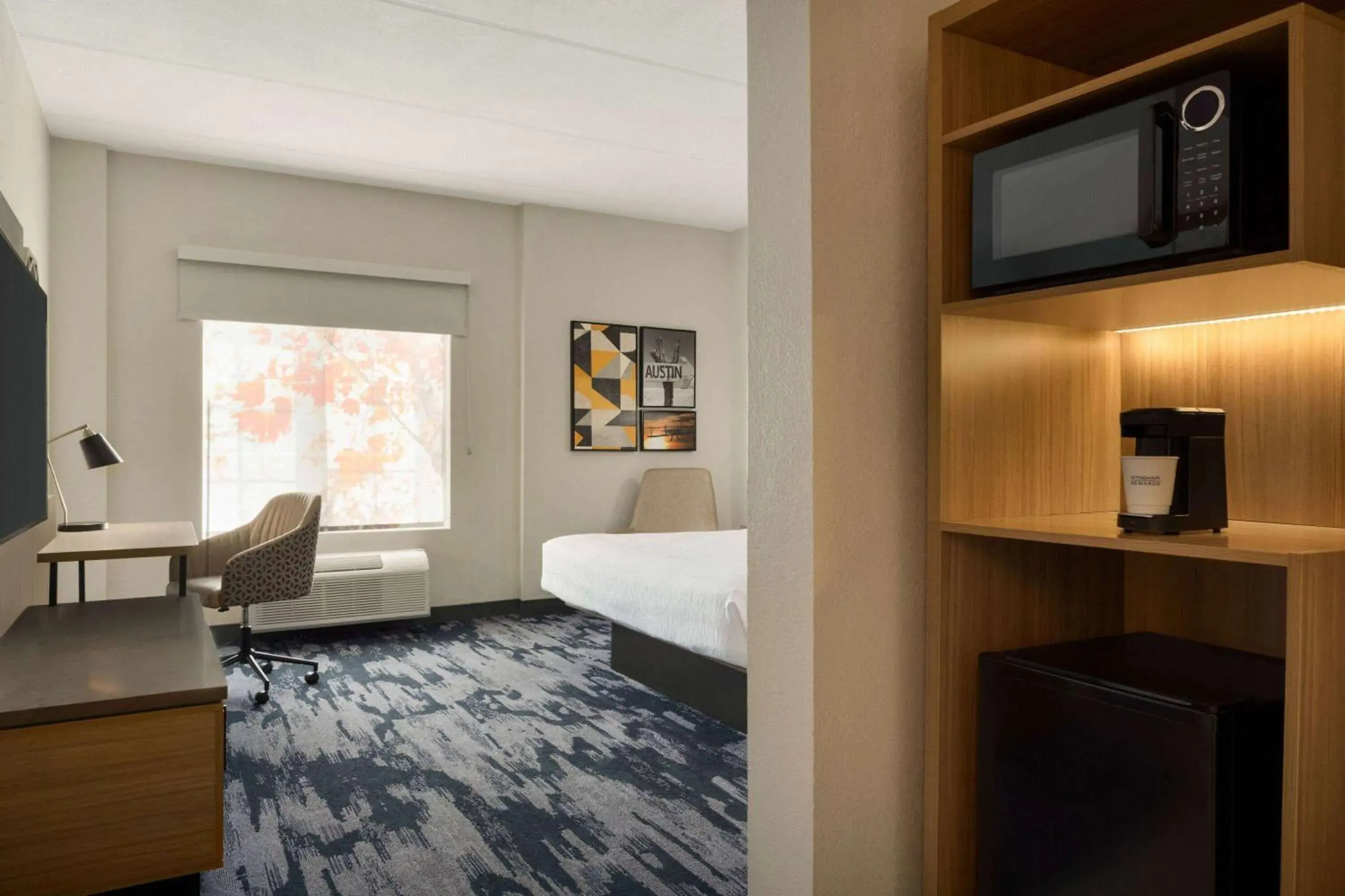 King Room with Roll-In Shower - Mobility/Hearing Accessible - Non-Smoking in La Quinta by Wyndham Austin Southwest King Room with Roll-In Shower - Mobility/Hearing Accessible - Non-Smoking in La Quinta by Wyndham Austin Southwest