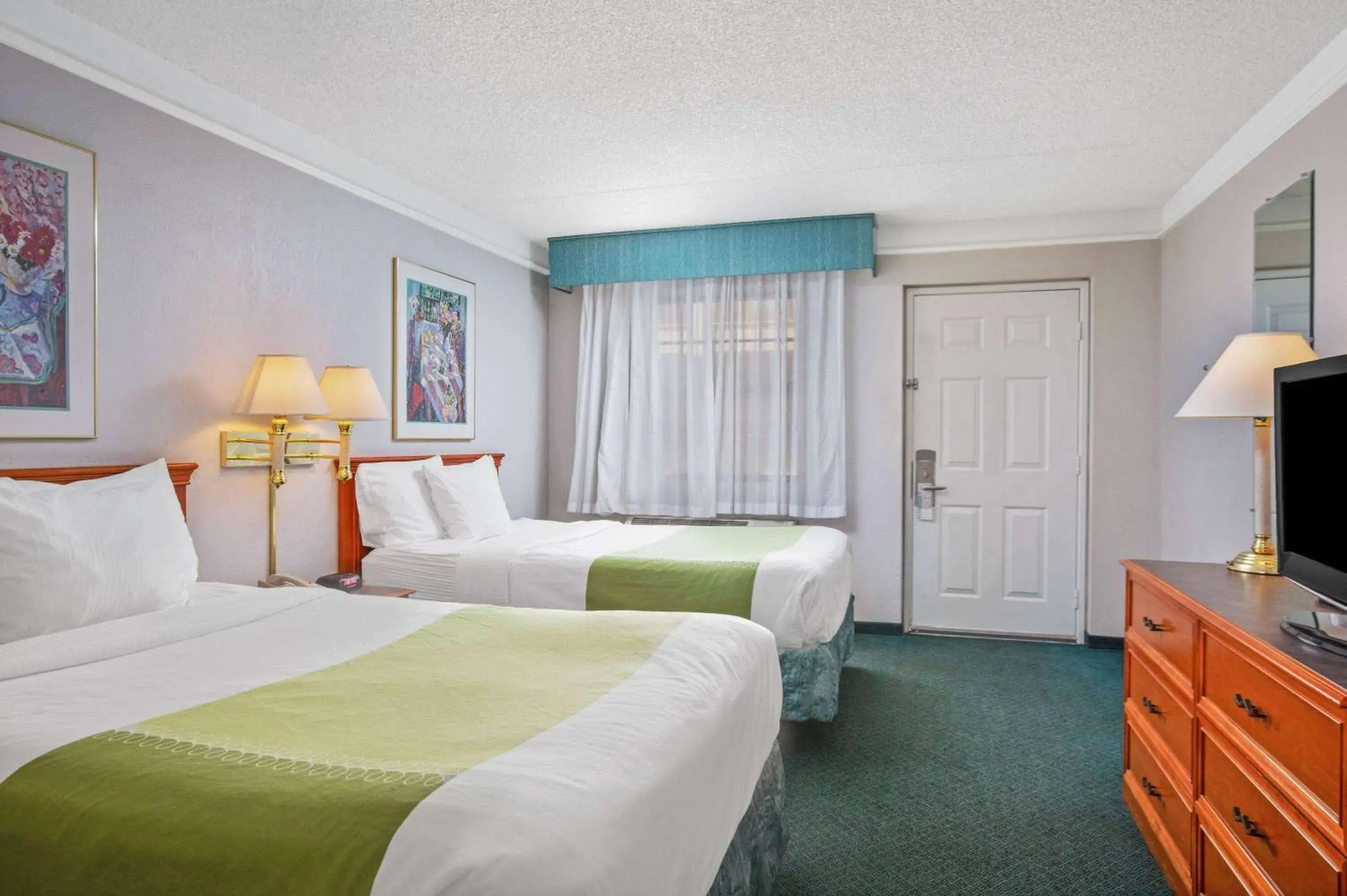 Double Room with Two Double Beds and Roll-in Shower - Mobility Access/Non-Smoking in La Quinta Inn by Wyndham Reno Double Room with Two Double Beds and Roll-in Shower - Mobility Access/Non-Smoking in La Quinta Inn by Wyndham Reno