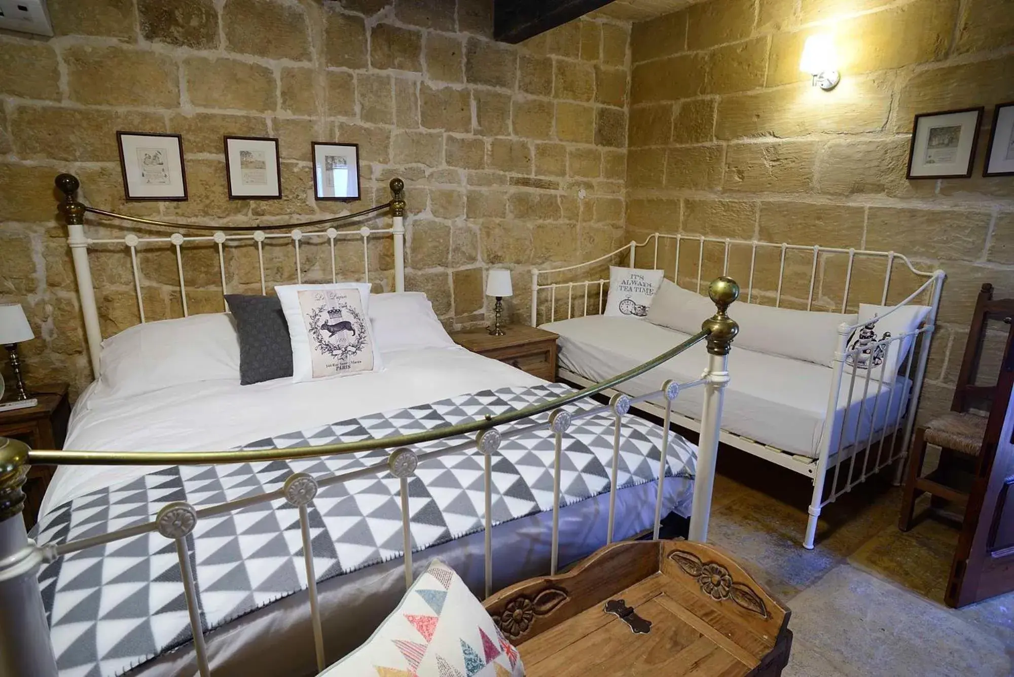 Deluxe Double or Twin Room with Balcony in The Burrow Guest House Deluxe Double or Twin Room with Balcony in The Burrow Guest House