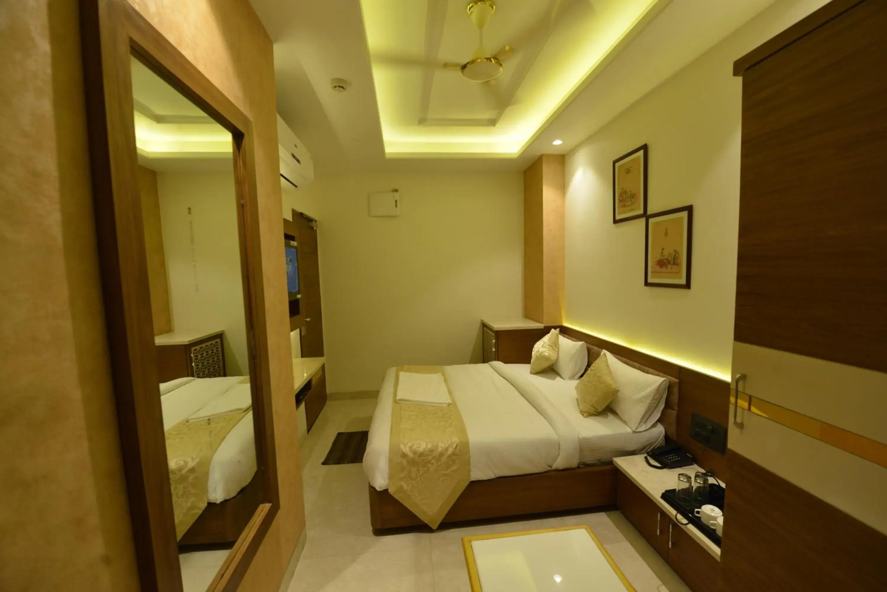 Deluxe Room in Hotel RR 62-Jaipur City Centre Hotel Deluxe Room in Hotel RR 62-Jaipur City Centre Hotel