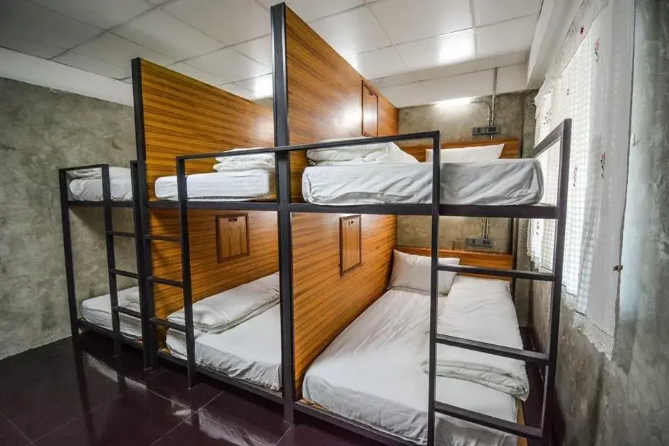 Bunk Bed in Mixed Dormitory Room in Baan Lung Poshtel Bunk Bed in Mixed Dormitory Room in Baan Lung Poshtel