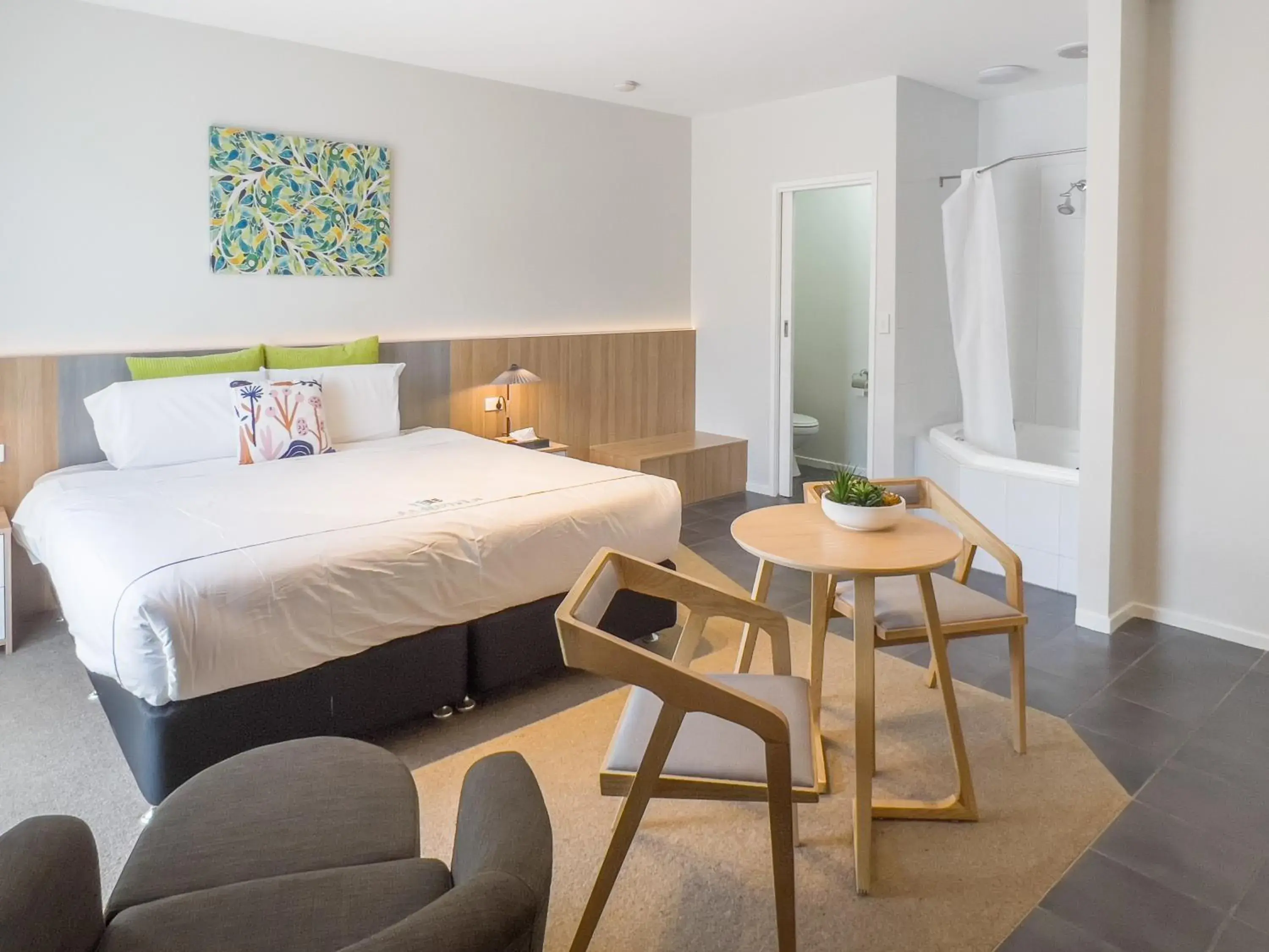 Deluxe Double Room with Spa Bath in A1 Motels and Apartments Port Fairy Deluxe Double Room with Spa Bath in A1 Motels and Apartments Port Fairy