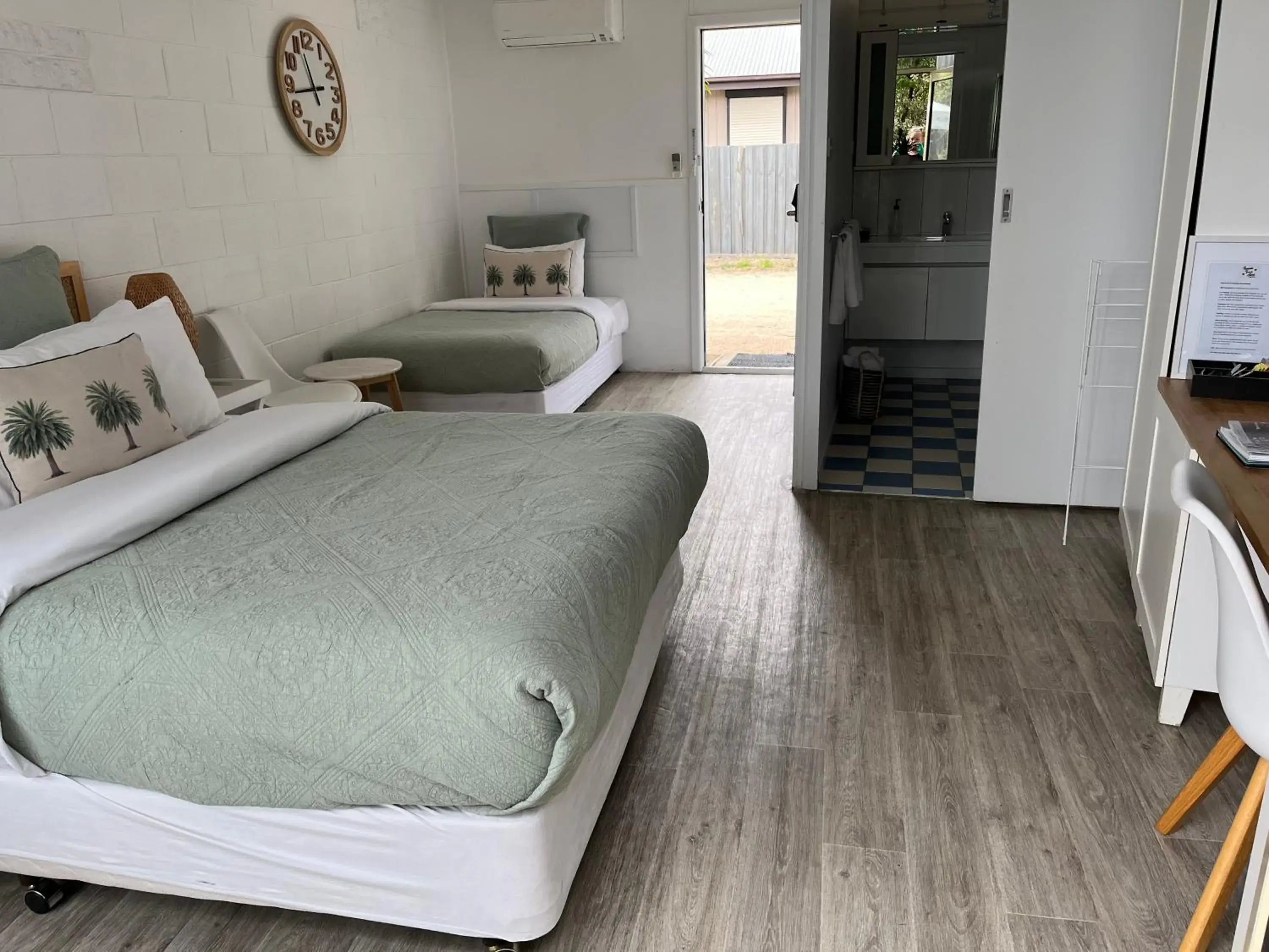 Triple Room with Garden View in Peninsula Beach Motel Triple Room with Garden View in Peninsula Beach Motel