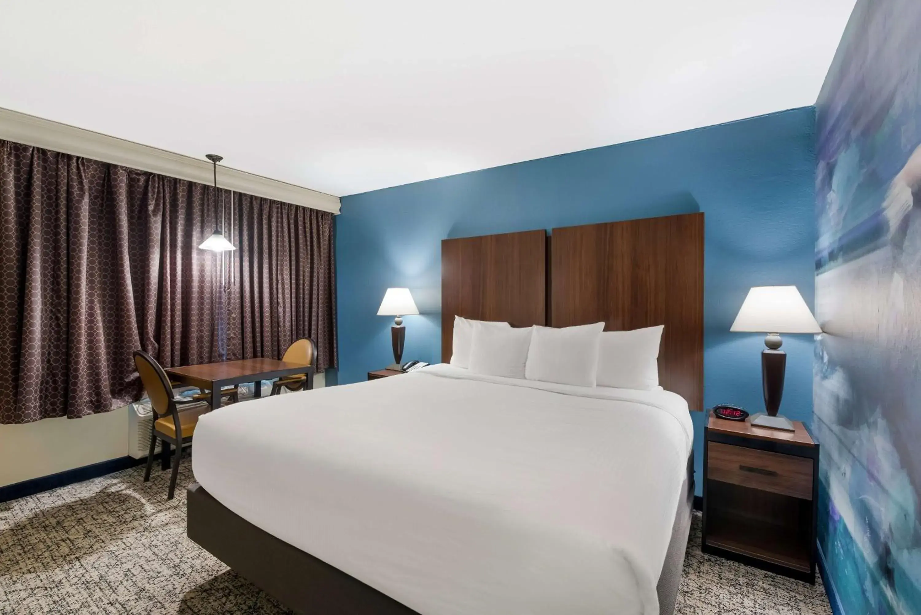 King Room with Bathtub - Disability Access/Smoking in Best Western Winners Circle King Room with Bathtub - Disability Access/Smoking in Best Western Winners Circle