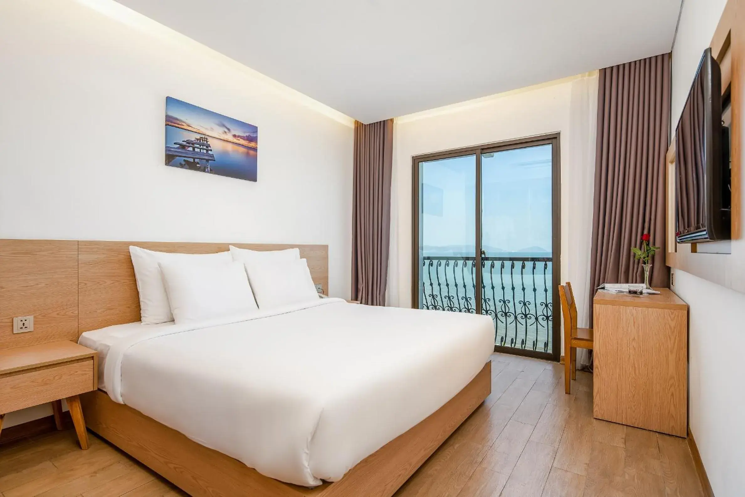 Deluxe Double Room with Balcony and Sea View in Gold Boutique Hotel Danang Deluxe Double Room with Balcony and Sea View in Gold Boutique Hotel Danang