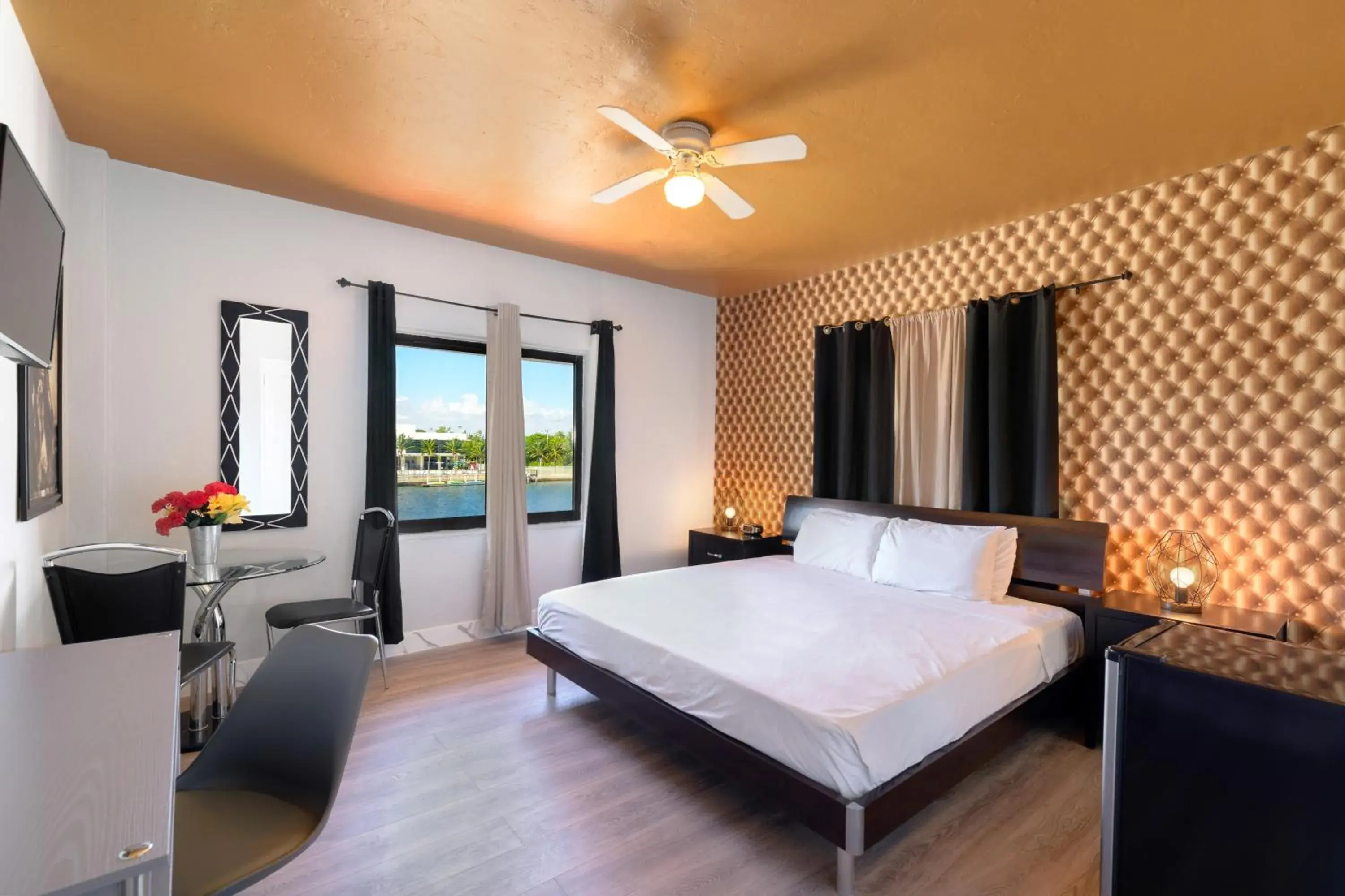 Superior King Room (Fully Renovated) in Notebook Miami Beach Superior King Room (Fully Renovated) in Notebook Miami Beach