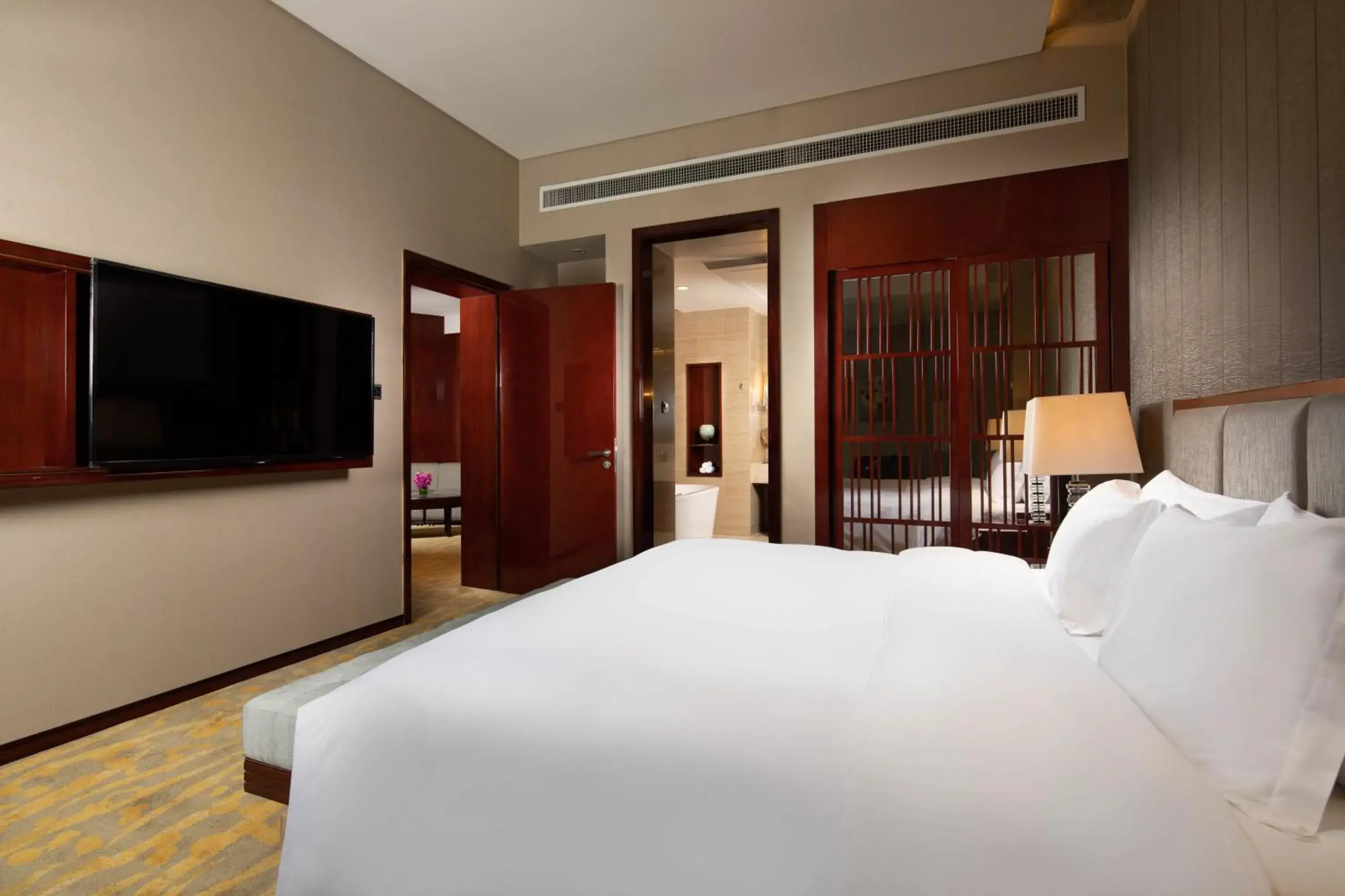 Junior King Suite with Lounge Access in Crowne Plaza Taizhou by IHG Junior King Suite with Lounge Access in Crowne Plaza Taizhou by IHG