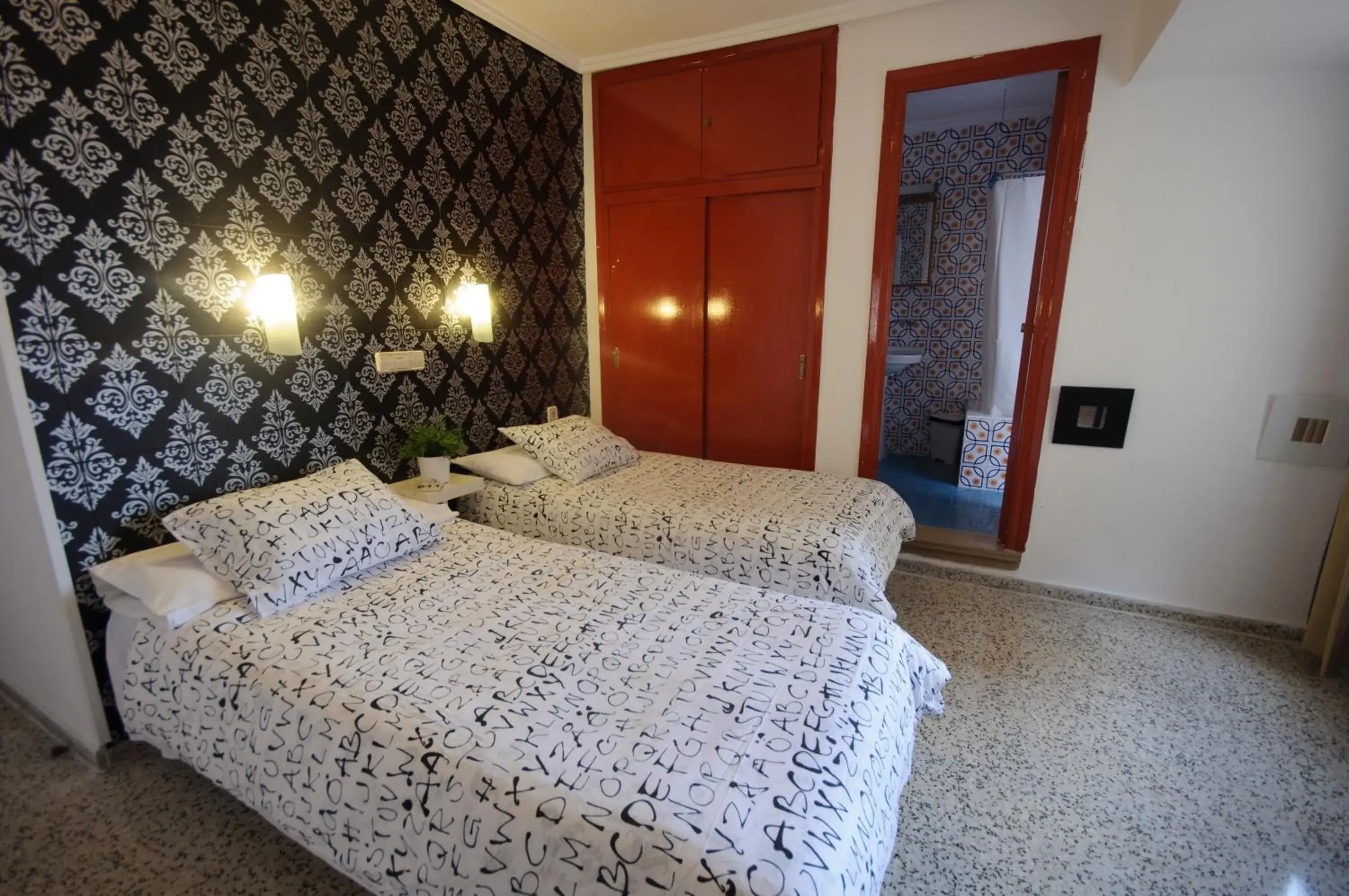Double Room with Extra Bed in Hostal On Dormire Valencia Double Room with Extra Bed in Hostal On Dormire Valencia