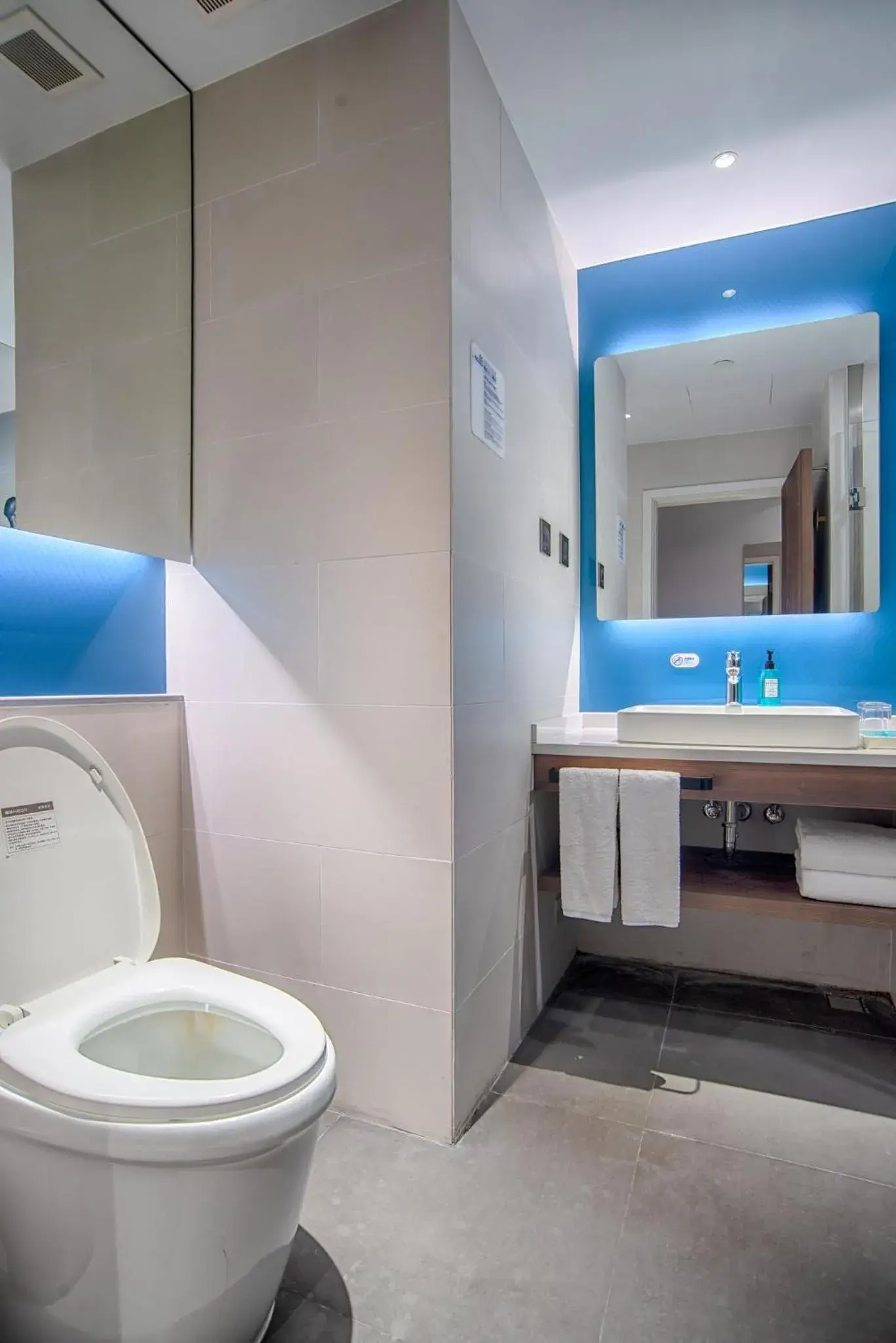 Standard Queen Room - Non-Smoking in Holiday Inn Express Taian City Center by IHG Standard Queen Room - Non-Smoking in Holiday Inn Express Taian City Center by IHG