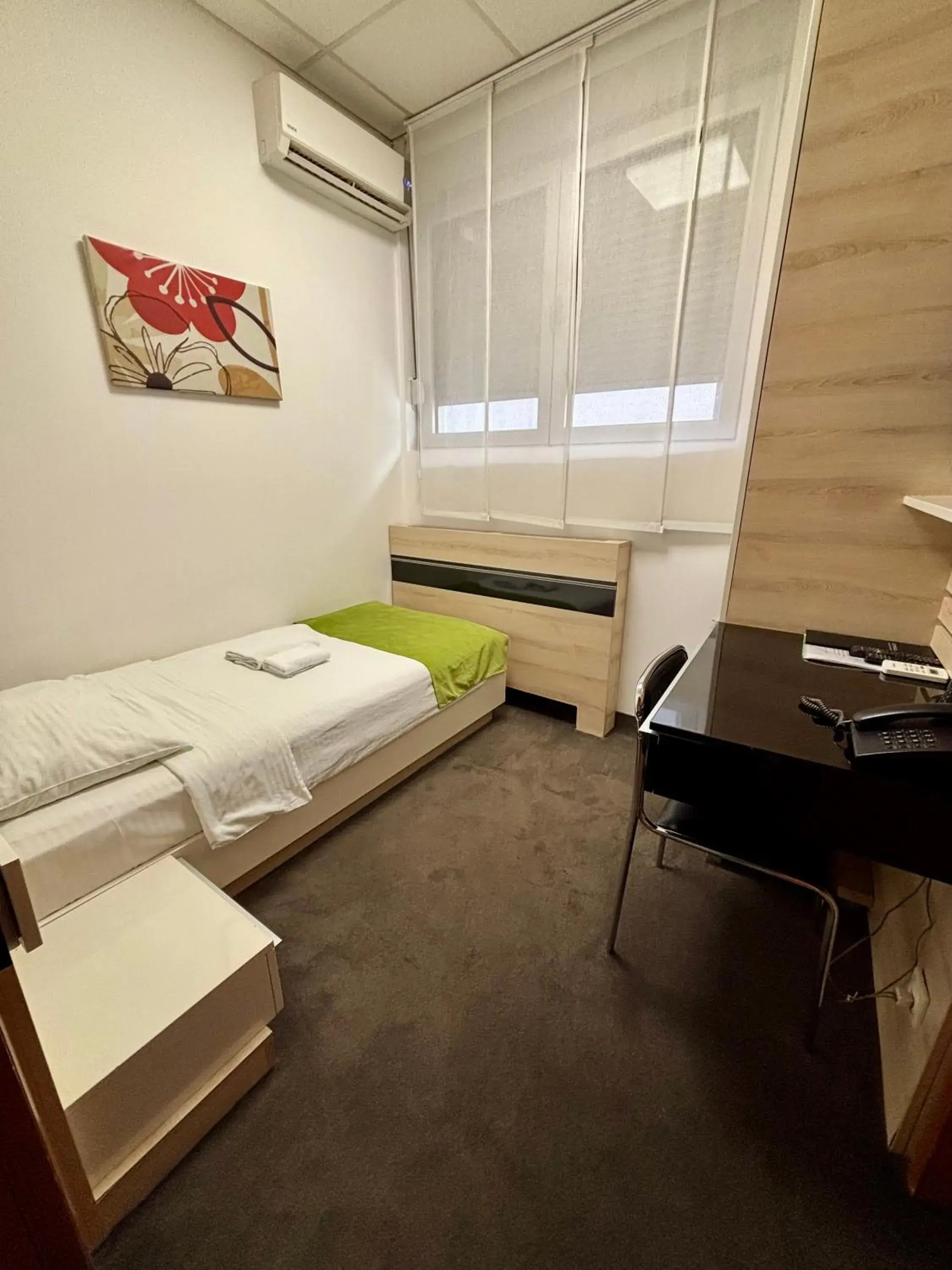 Single Room in Garni Hotel Consul Single Room in Garni Hotel Consul