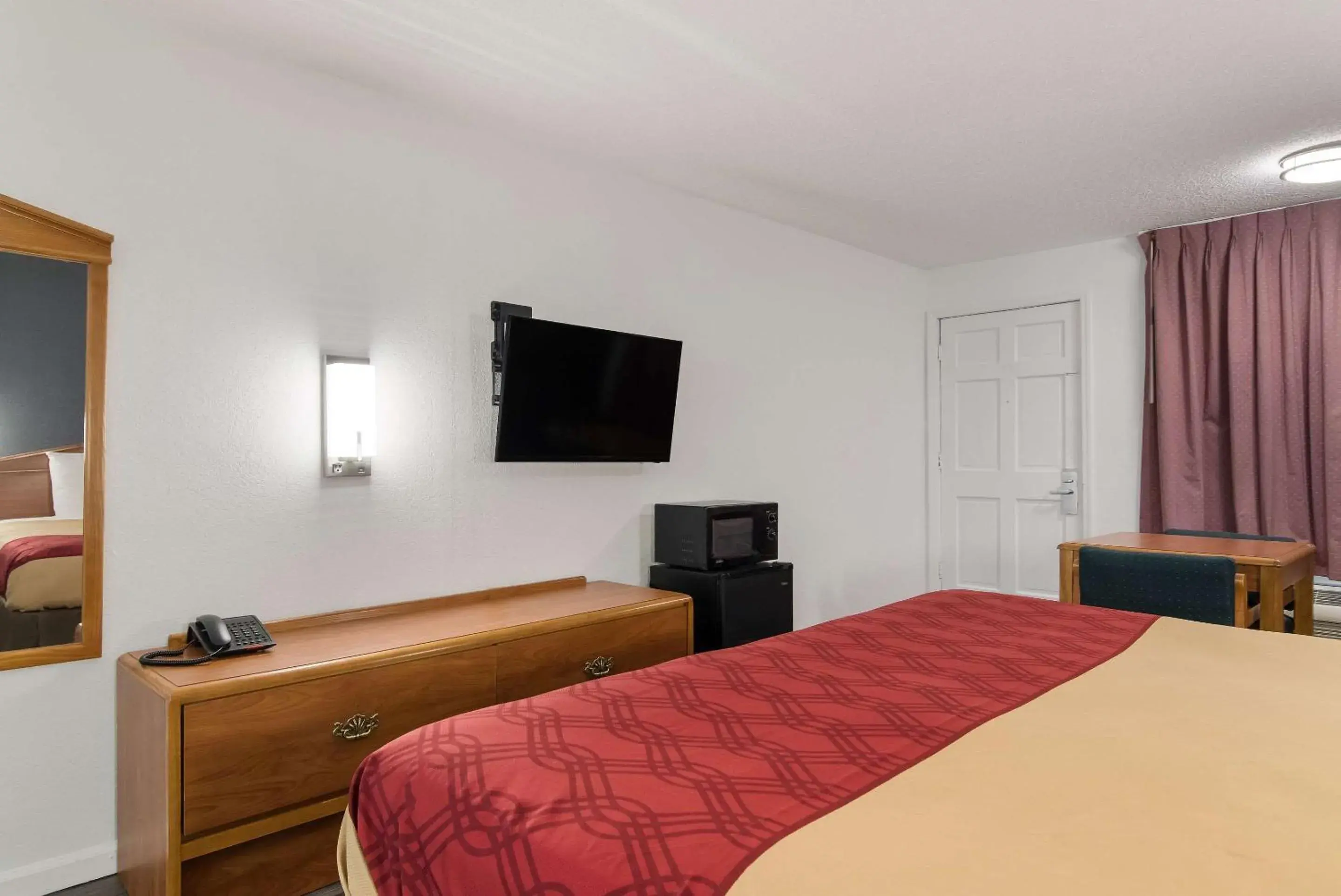 Standard King Room with Sofa Bed - Smoking in Econo Lodge Calhoun North Damascus Standard King Room with Sofa Bed - Smoking in Econo Lodge Calhoun North Damascus