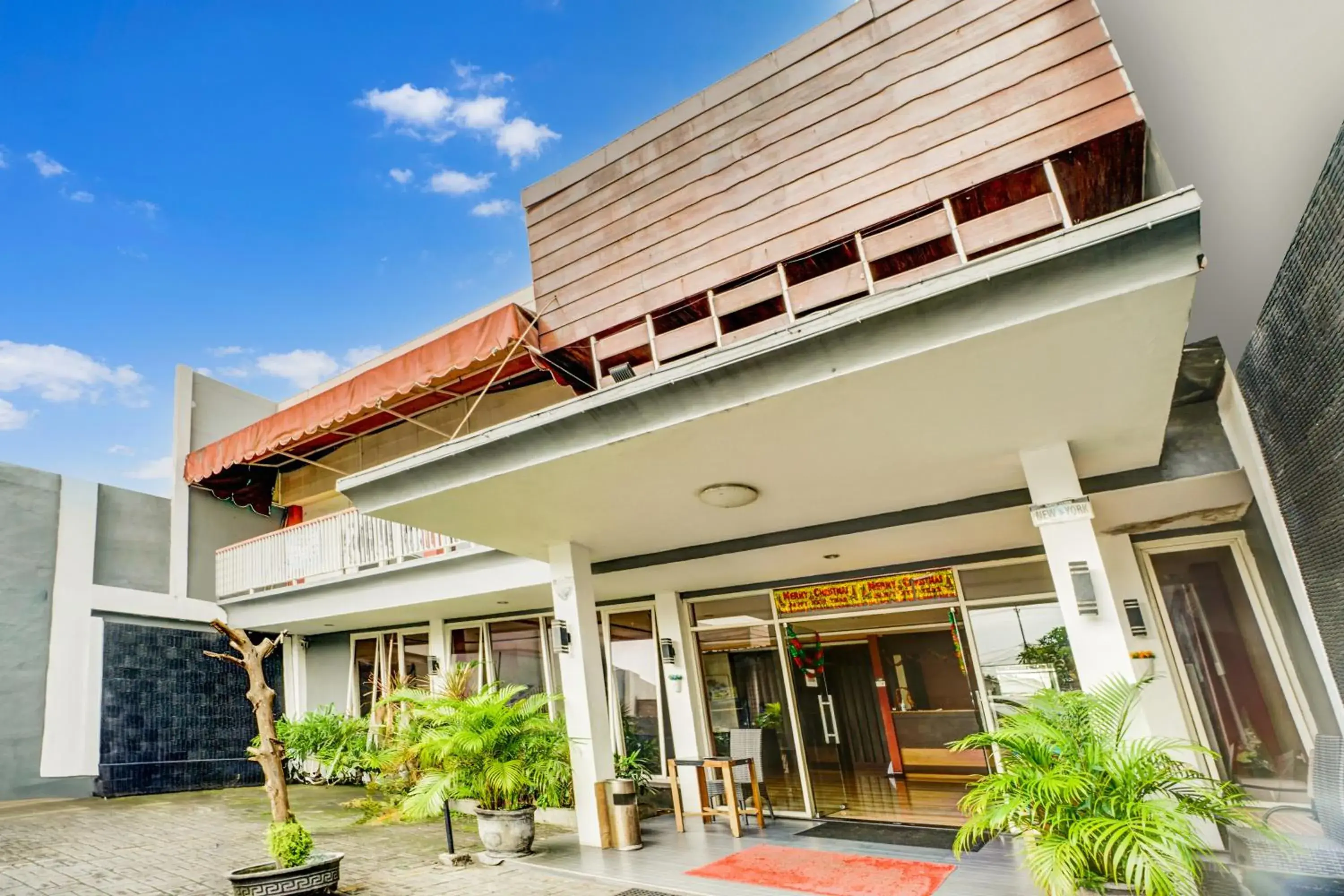 Facade/entrance in OYO 98 Residence Near Petra Christian University Facade/entrance in OYO 98 Residence Near Petra Christian University