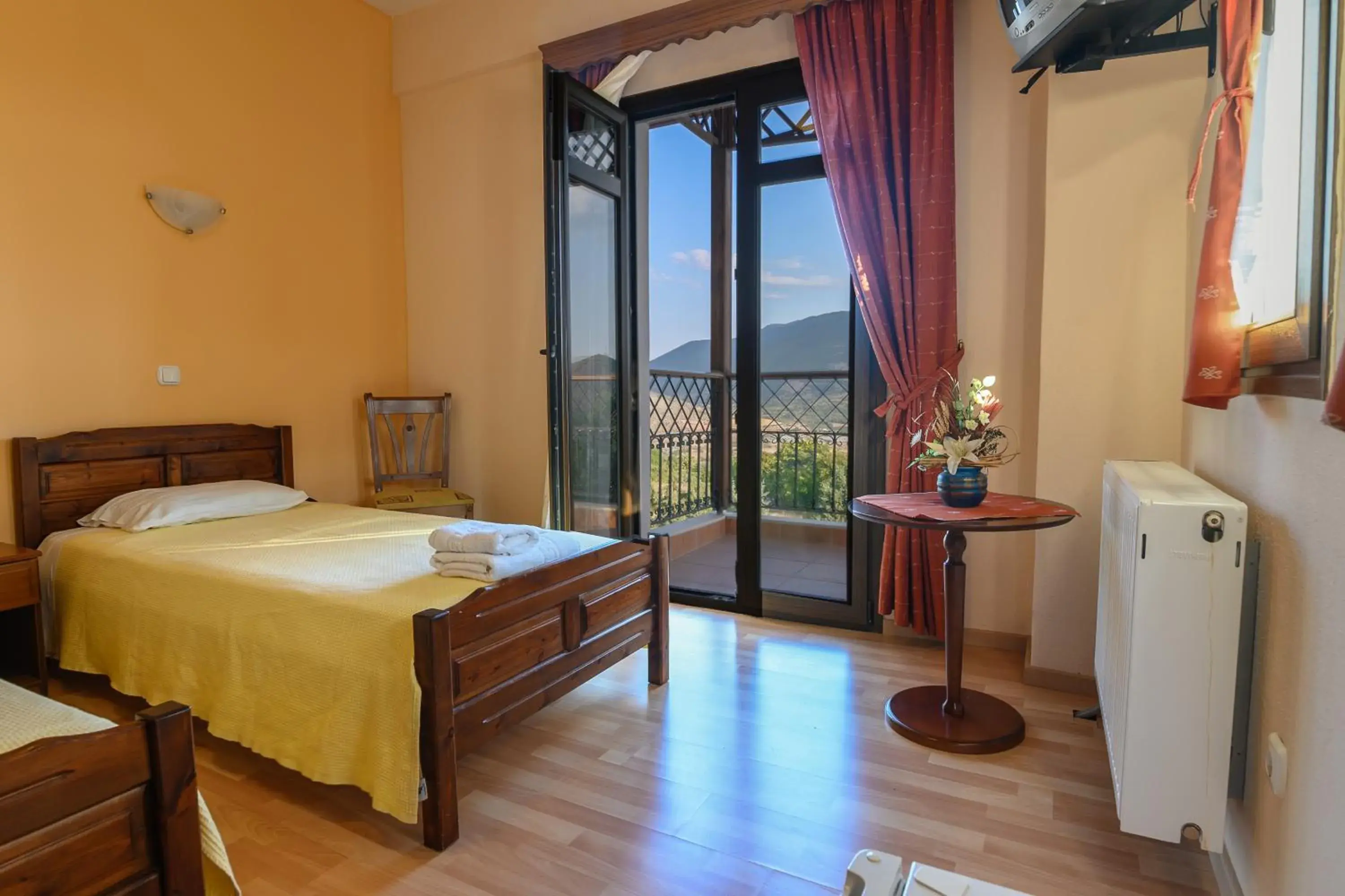 Triple Room with Balcony in Hotel Siatista Triple Room with Balcony in Hotel Siatista