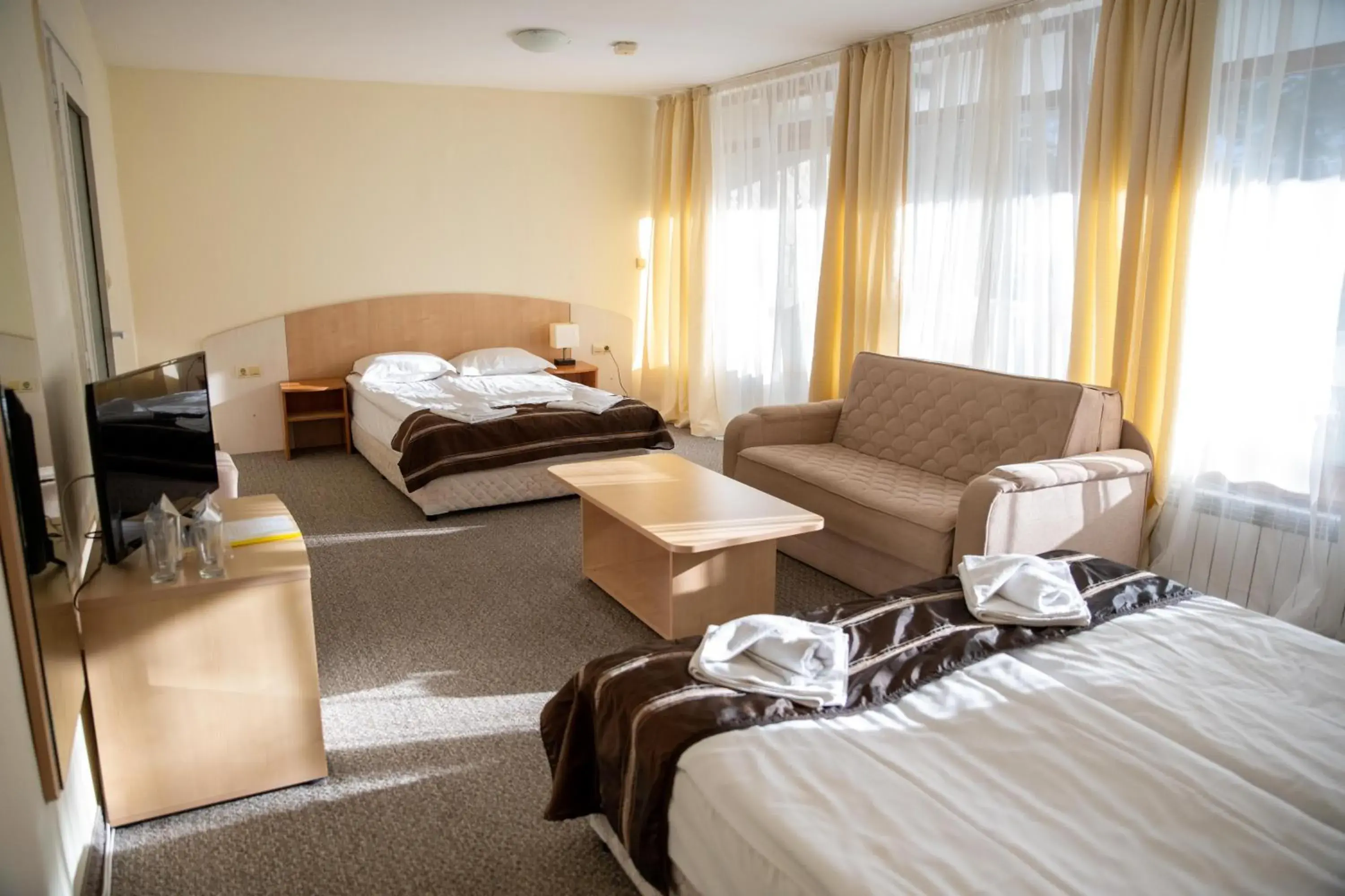 Junior Suite (2 Adults + 2 Children) with Ski Shuttle in Hotel Borovets Edelweiss Junior Suite (2 Adults + 2 Children) with Ski Shuttle in Hotel Borovets Edelweiss