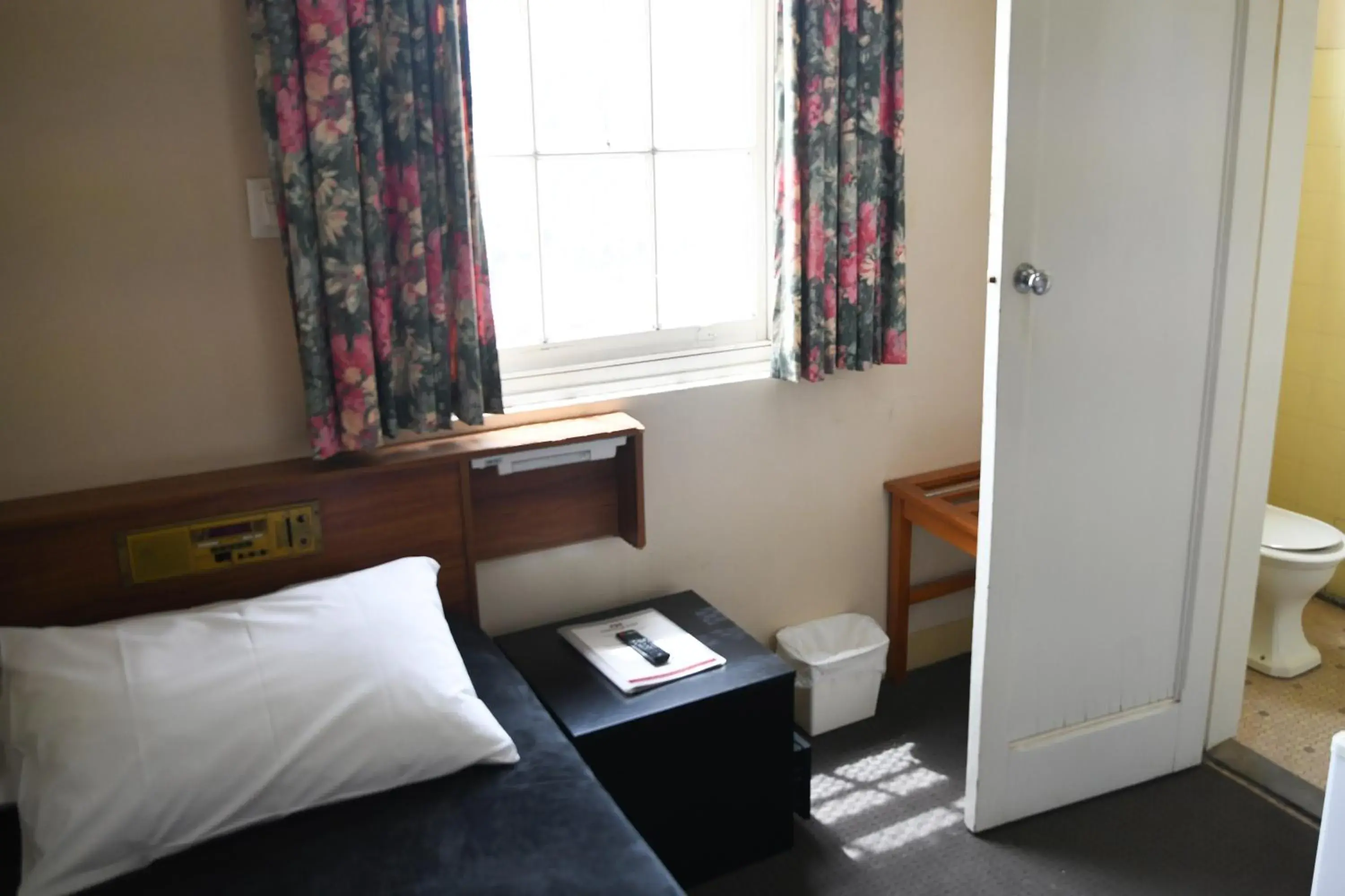 Single Room with Private Bathroom in Castlereagh Hotel Single Room with Private Bathroom in Castlereagh Hotel