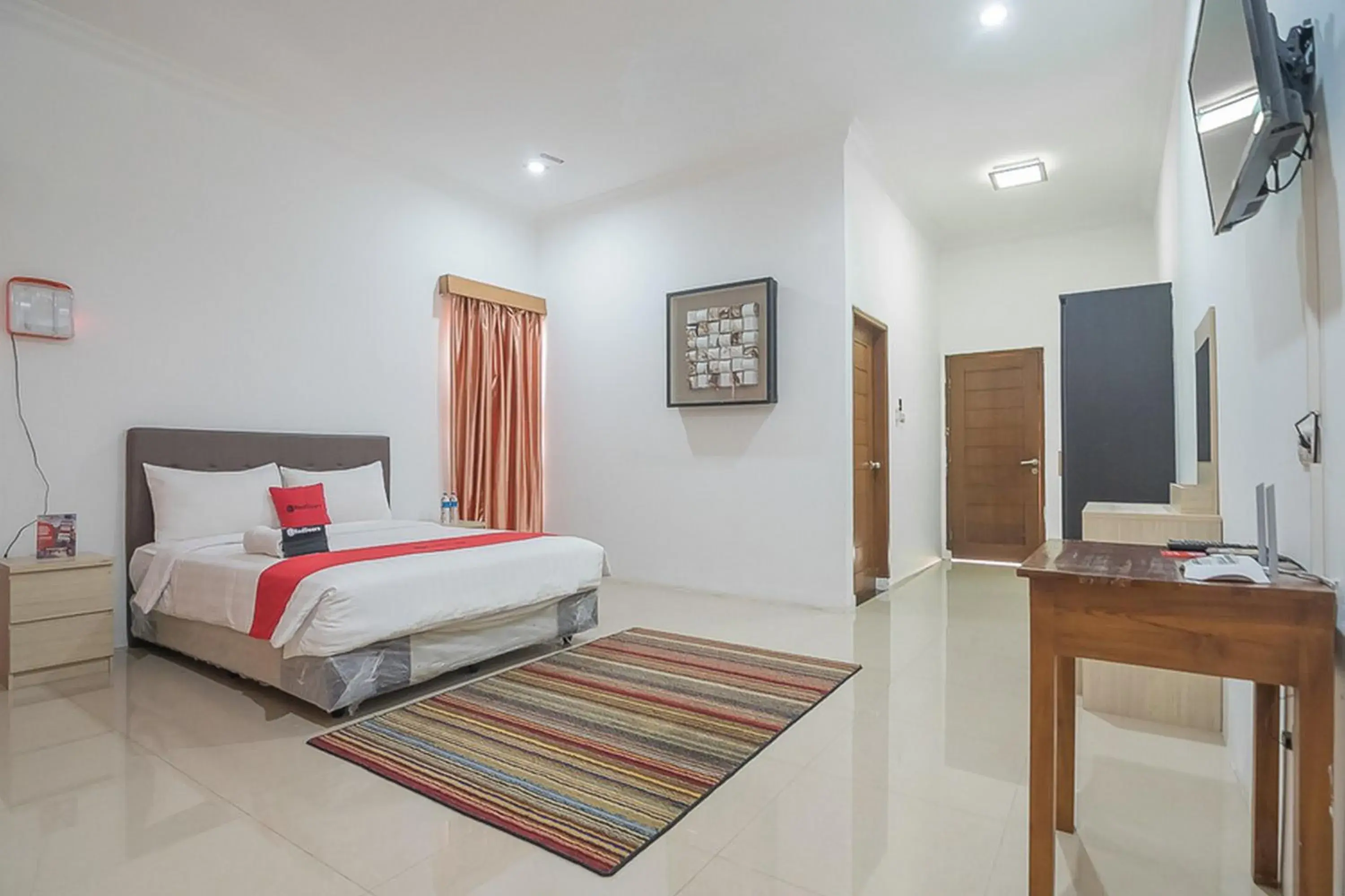 Deluxe Double Room in RedDoorz near Jatinangor Town Square Deluxe Double Room in RedDoorz near Jatinangor Town Square