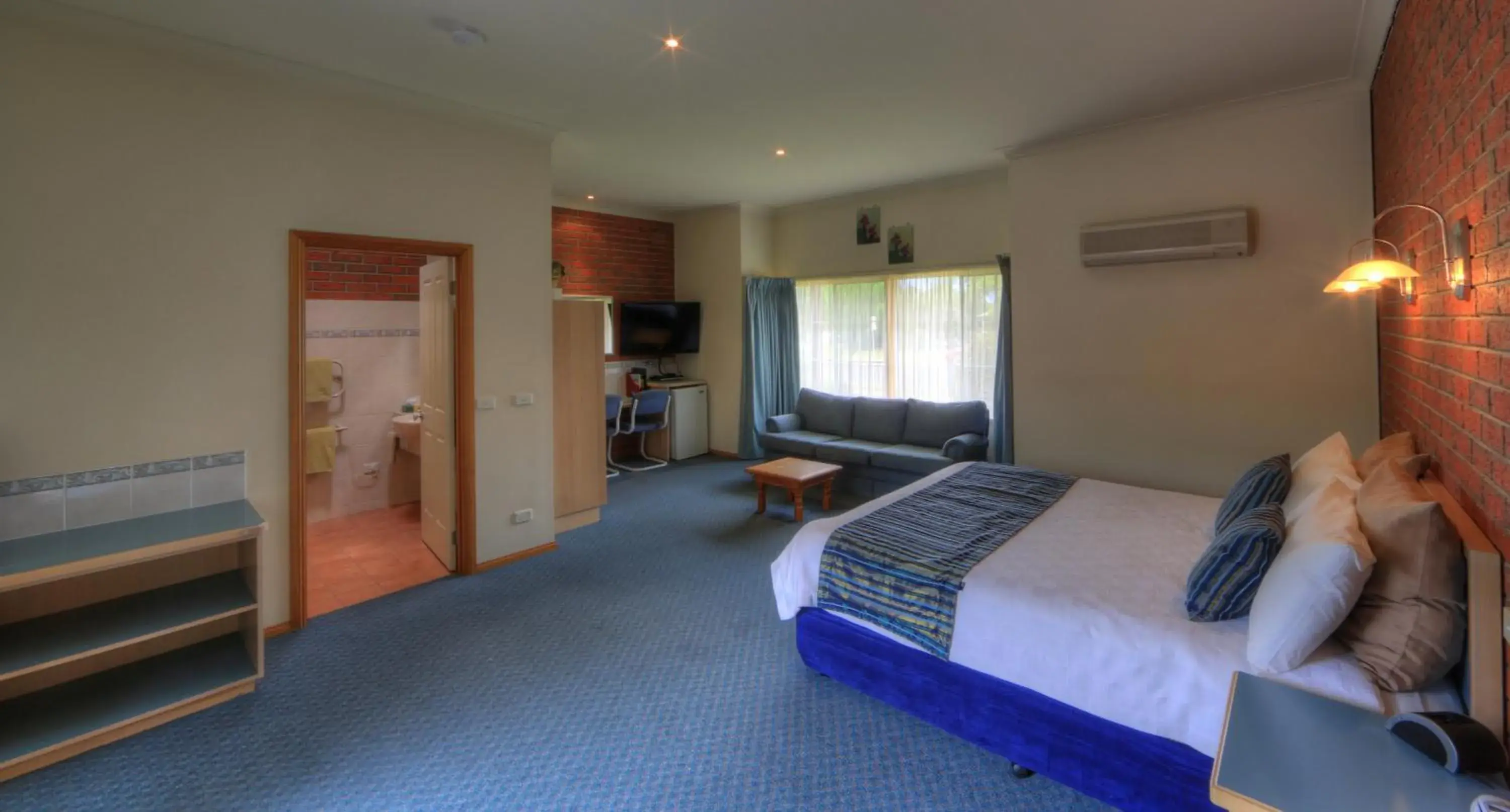 Deluxe King Suite with Spa Bath - single occupancy in Bairnsdale Tanjil Motor Inn Deluxe King Suite with Spa Bath - single occupancy in Bairnsdale Tanjil Motor Inn