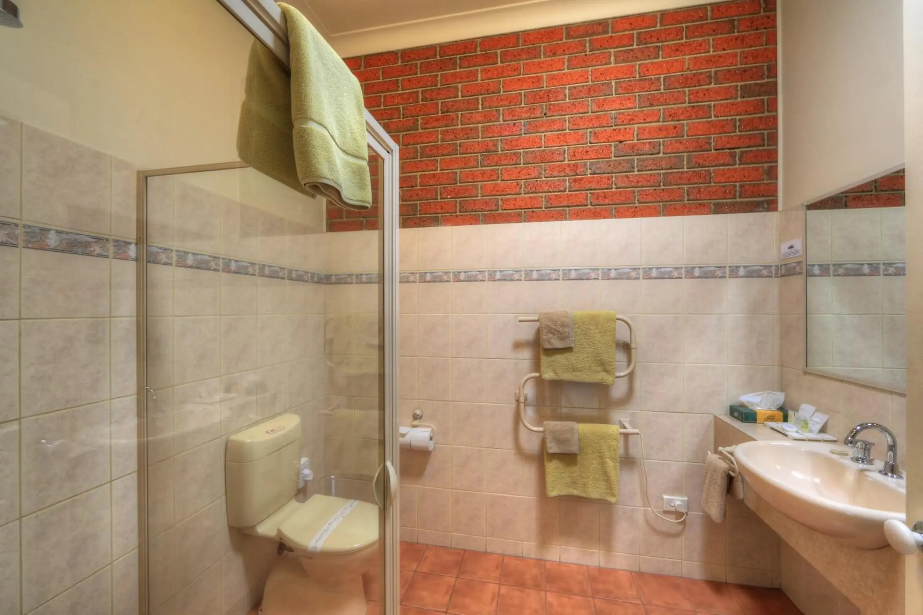 Budget Double Room in Bairnsdale Tanjil Motor Inn Budget Double Room in Bairnsdale Tanjil Motor Inn