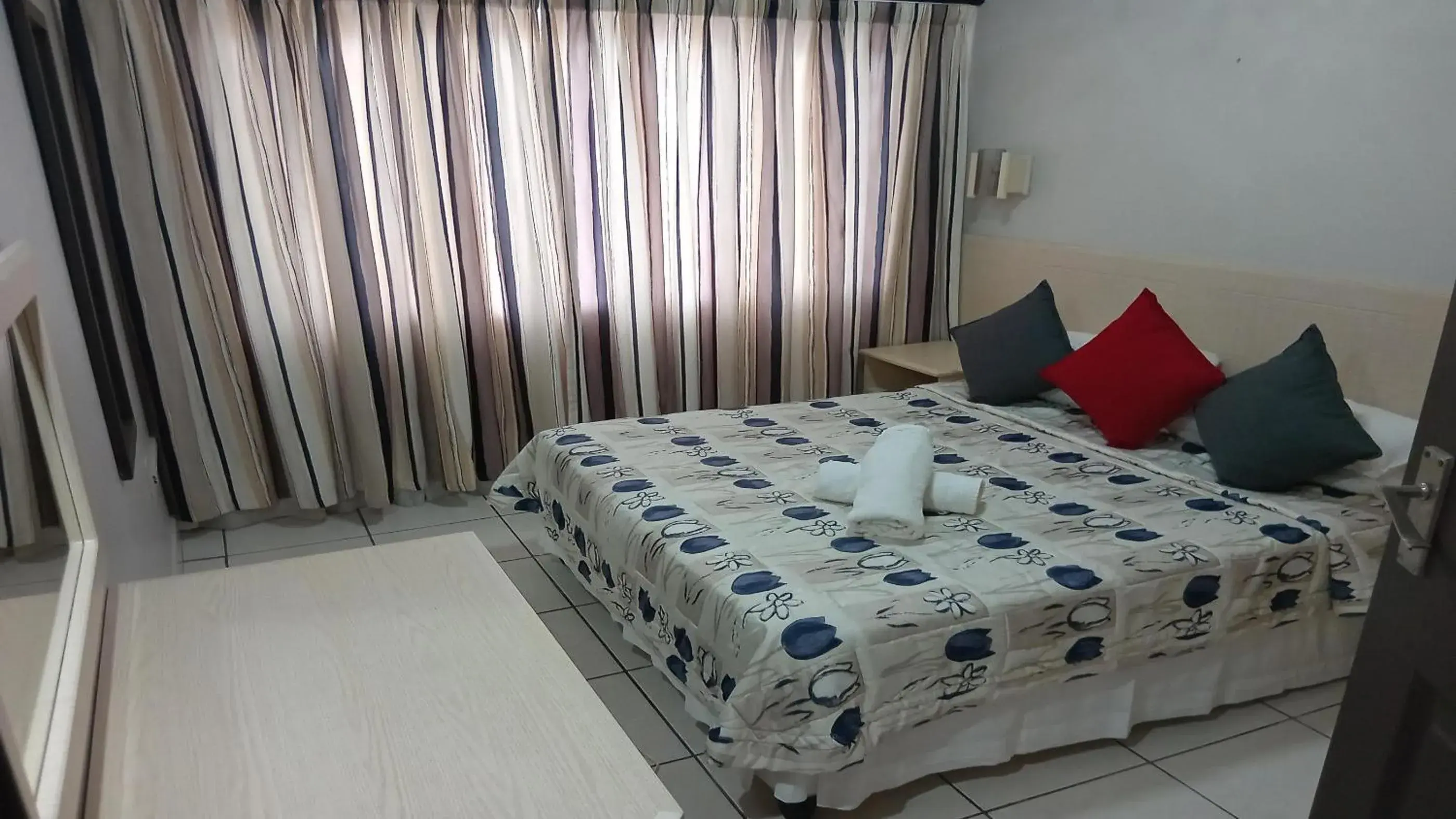 Classic Queen Room in Sunrise Beach Resort Classic Queen Room in Sunrise Beach Resort