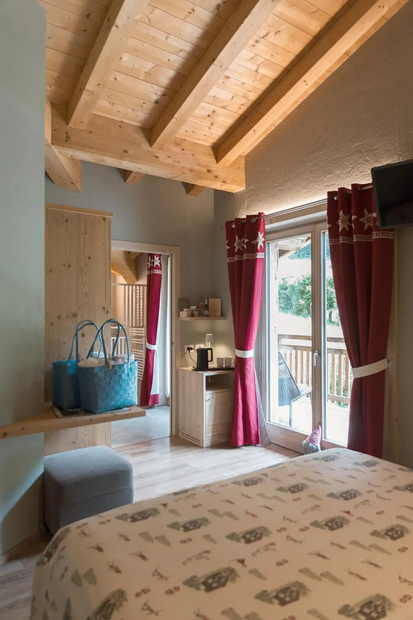 Deluxe Double or Twin Room with Balcony - single occupancy in Alpen Chalet - Charme Mountain Hotel - Deluxe Double or Twin Room with Balcony - single occupancy in Alpen Chalet - Charme Mountain Hotel -