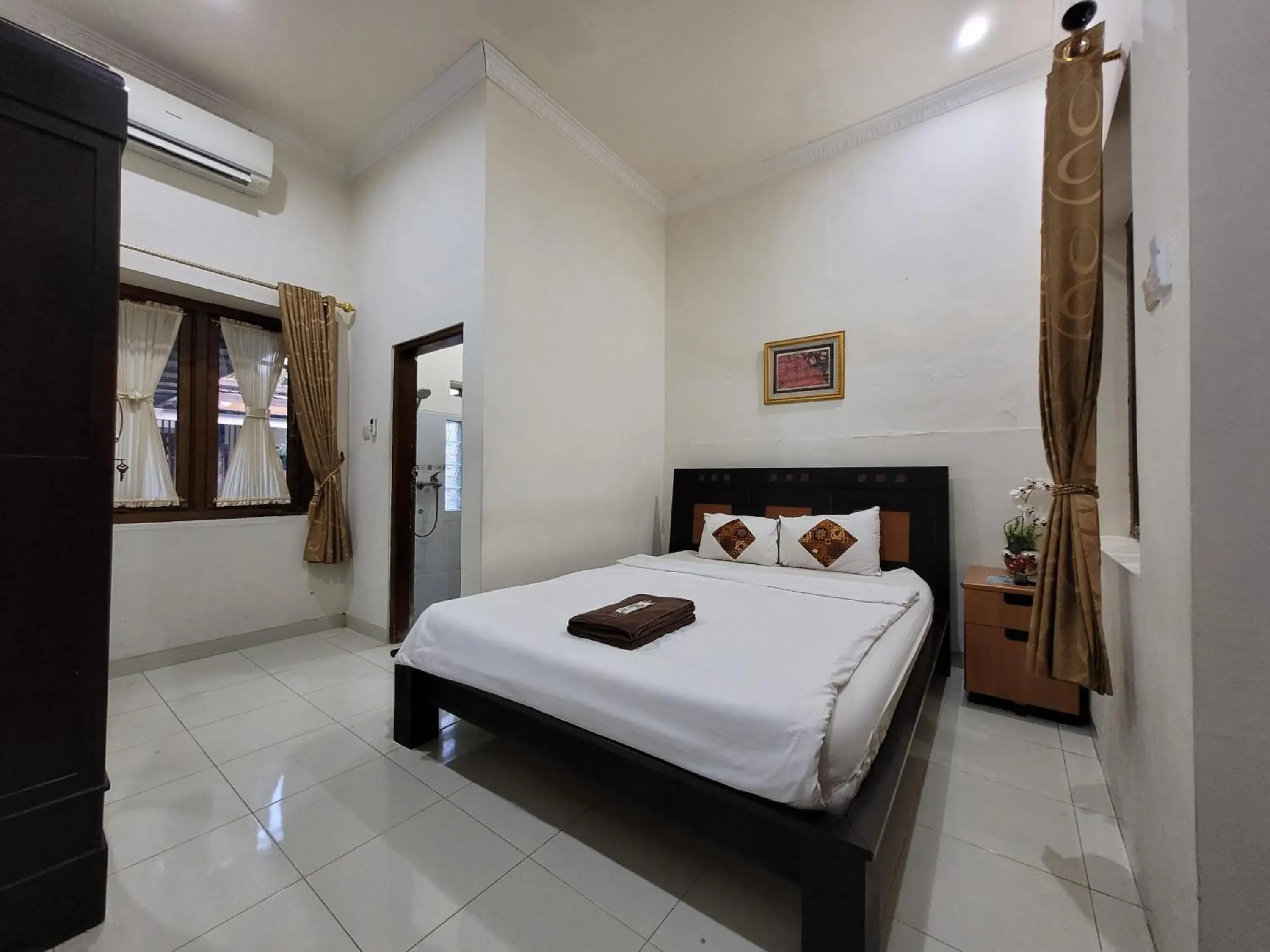 Deluxe Double Room in Ndalem Katong Guest House Ponorogo Deluxe Double Room in Ndalem Katong Guest House Ponorogo