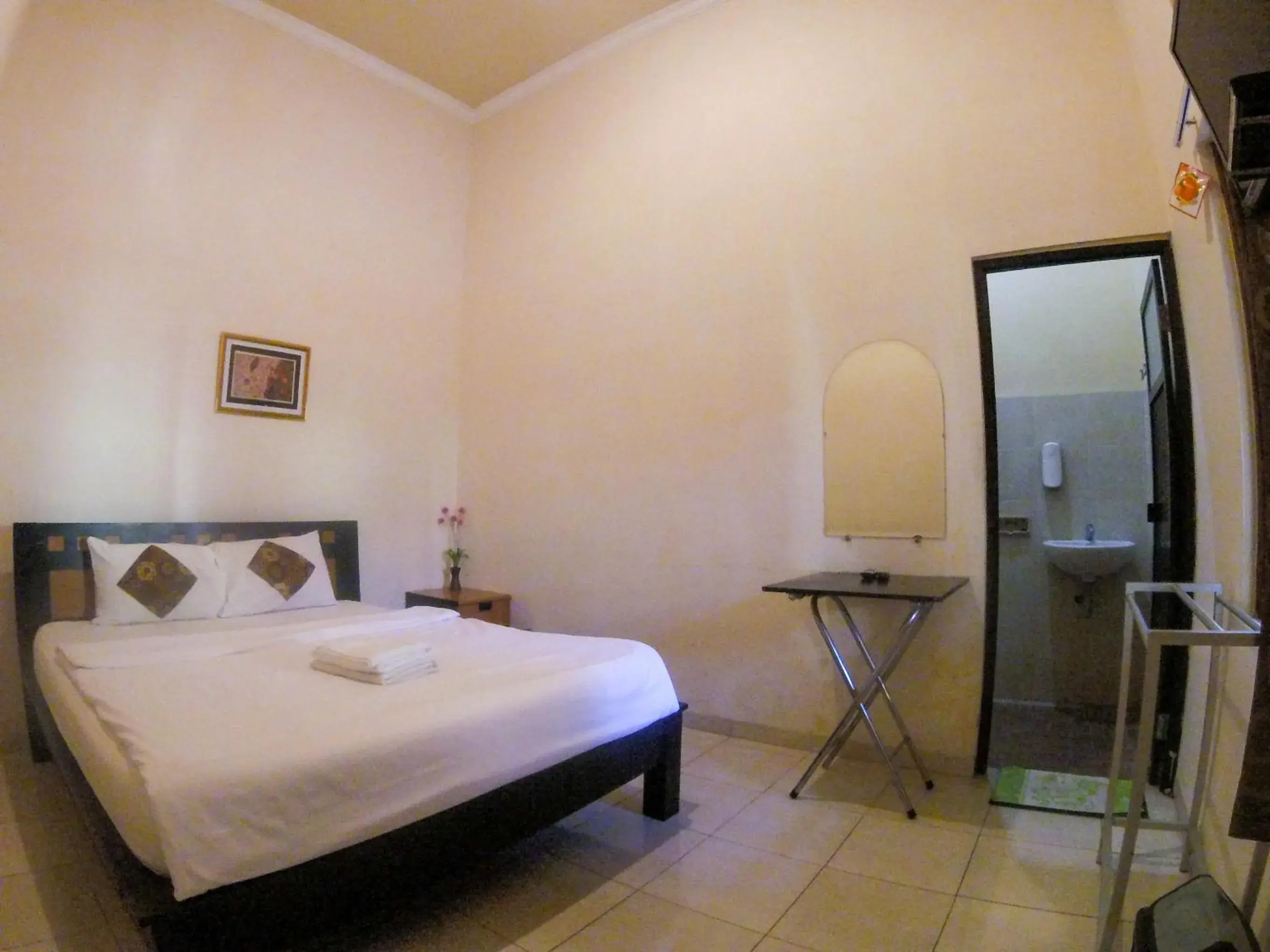 Standard Double Room in Ndalem Katong Guest House Ponorogo Standard Double Room in Ndalem Katong Guest House Ponorogo